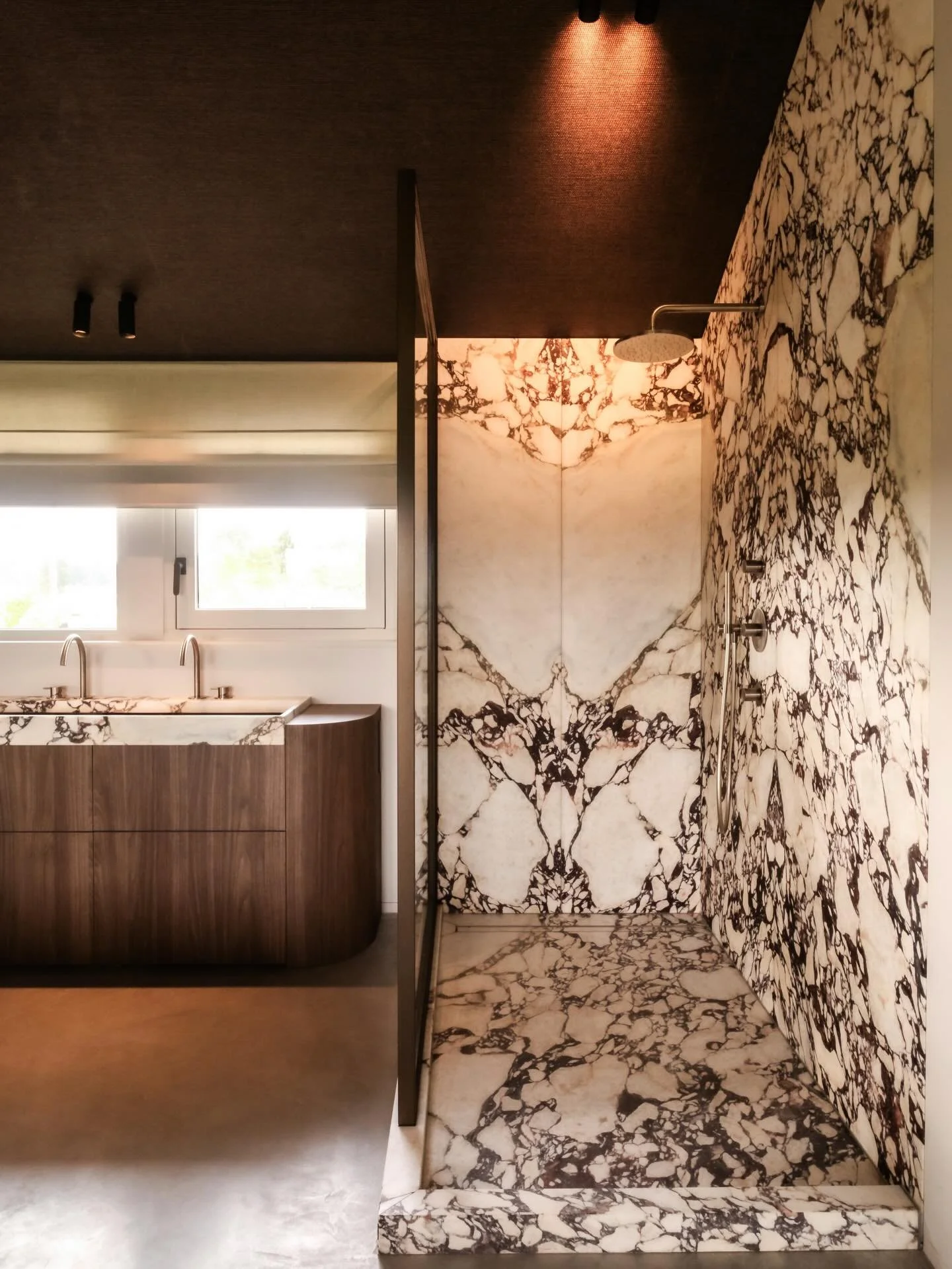 | BEFORE &amp; AFTER

Before
Een badkamer met klassieke witte en grijze tegels. Praktisch, maar vrij standaard en zonder uitgesproken sfeer.

After
Door het gebruik van natuursteen heeft de badkamer een compleet nieuw karakter gekregen. Het materiaal