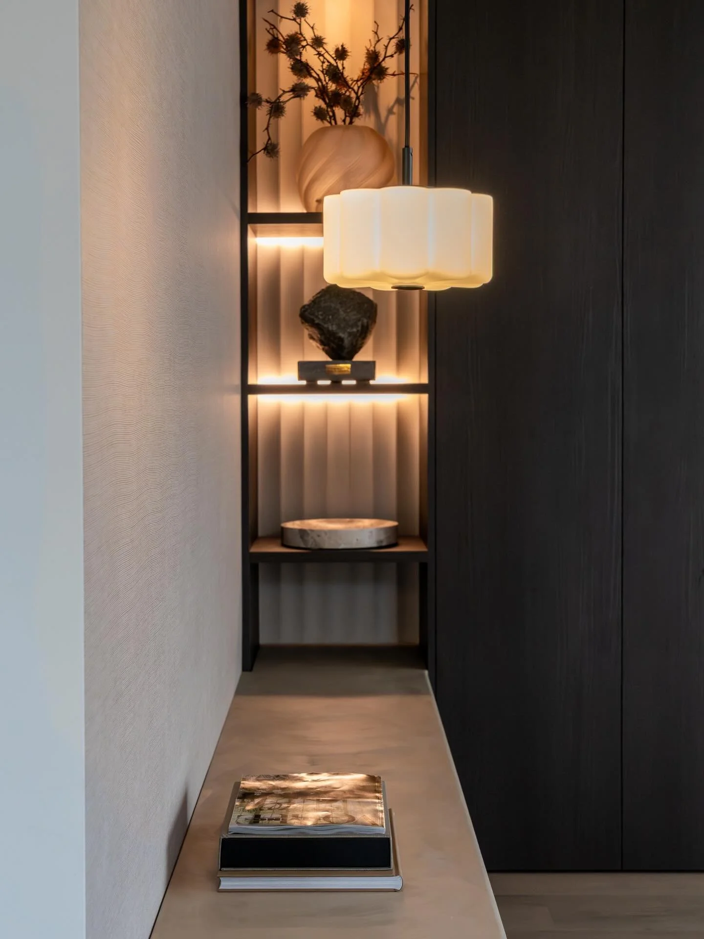 | OPEN KAST

In deze setting komt alles samen: mooi plaatmateriaal, stijlvolle Orac Decor panelen en een prachtige tafel afgewerkt met betonlook verf. De combinatie van structuren en tinten zorgt voor een speels maar toch rustig geheel.

Met zorgvuld