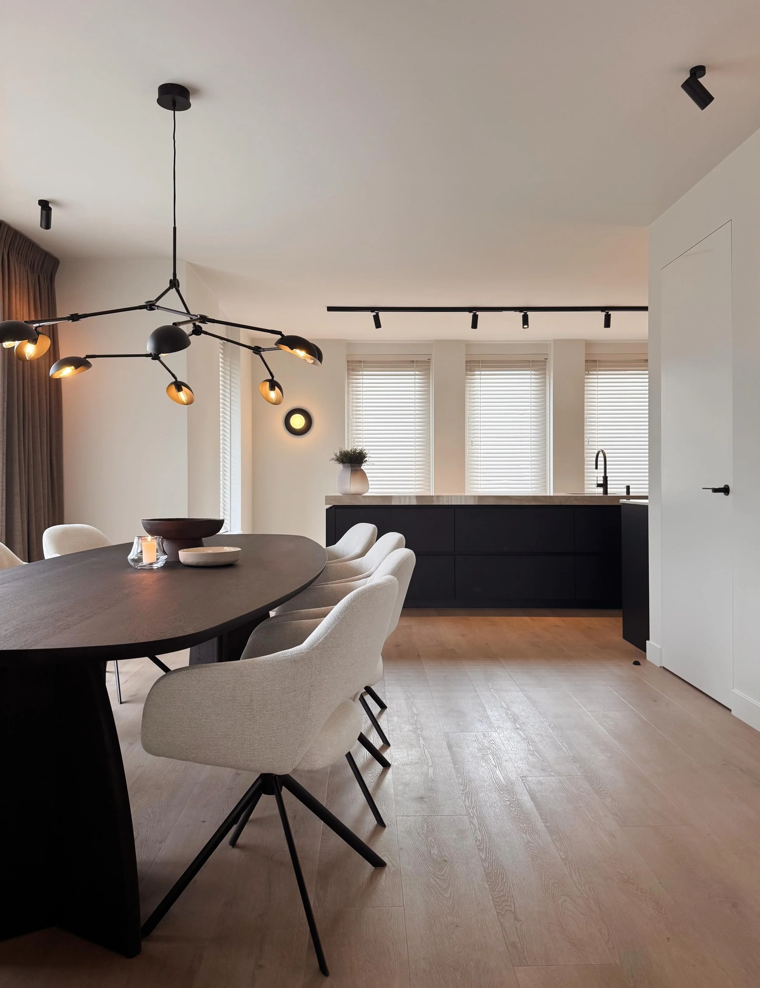 | EENHEID

De eettafel en keuken vormen samen &eacute;&eacute;n geheel. Door de harmonieuze materialen, zachte kleuren en rustige uitstraling ontstaat een gevoel van eenheid. Een plek waar koken, eten en samenzijn naadloos in elkaar overlopen, met ru