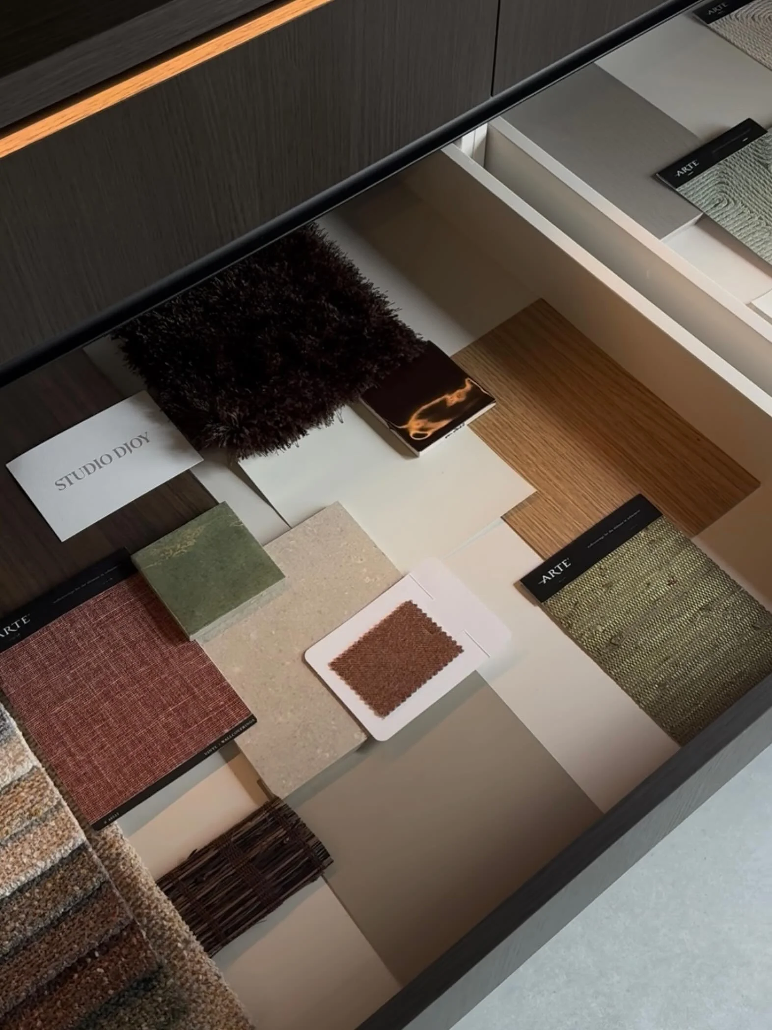 | MATERIALEN

Hout, steen, staal of behang; elk materiaal vertelt zijn eigen verhaal. In onze interieurs draait alles om de perfecte balans tussen uitstraling, gevoel en kwaliteit.

We kiezen bewust voor hoogwaardige materialen die je ziet &eacute;n 