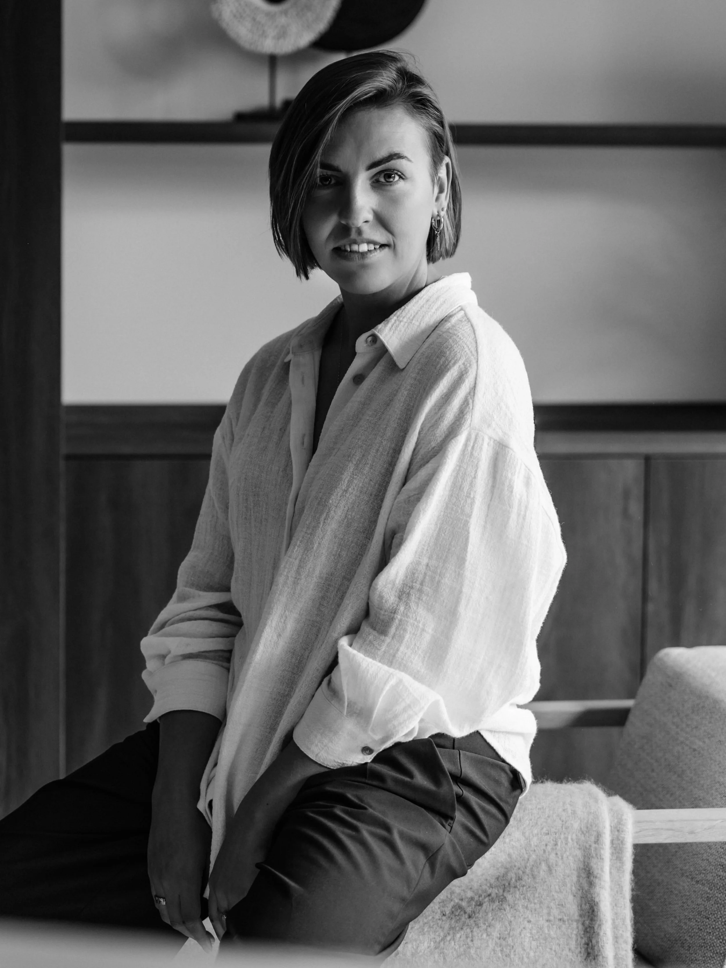 | WHO?

Bianca is eigenaresse van Studio Djoy, maar haar verhaal begint ergens anders. Er werd ooit iets totaal anders gestudeerd dan waar nu in gewerkt wordt. Geen rechte lijn dus, maar juist een omweg die later precies bleek te kloppen. Wat dat pre