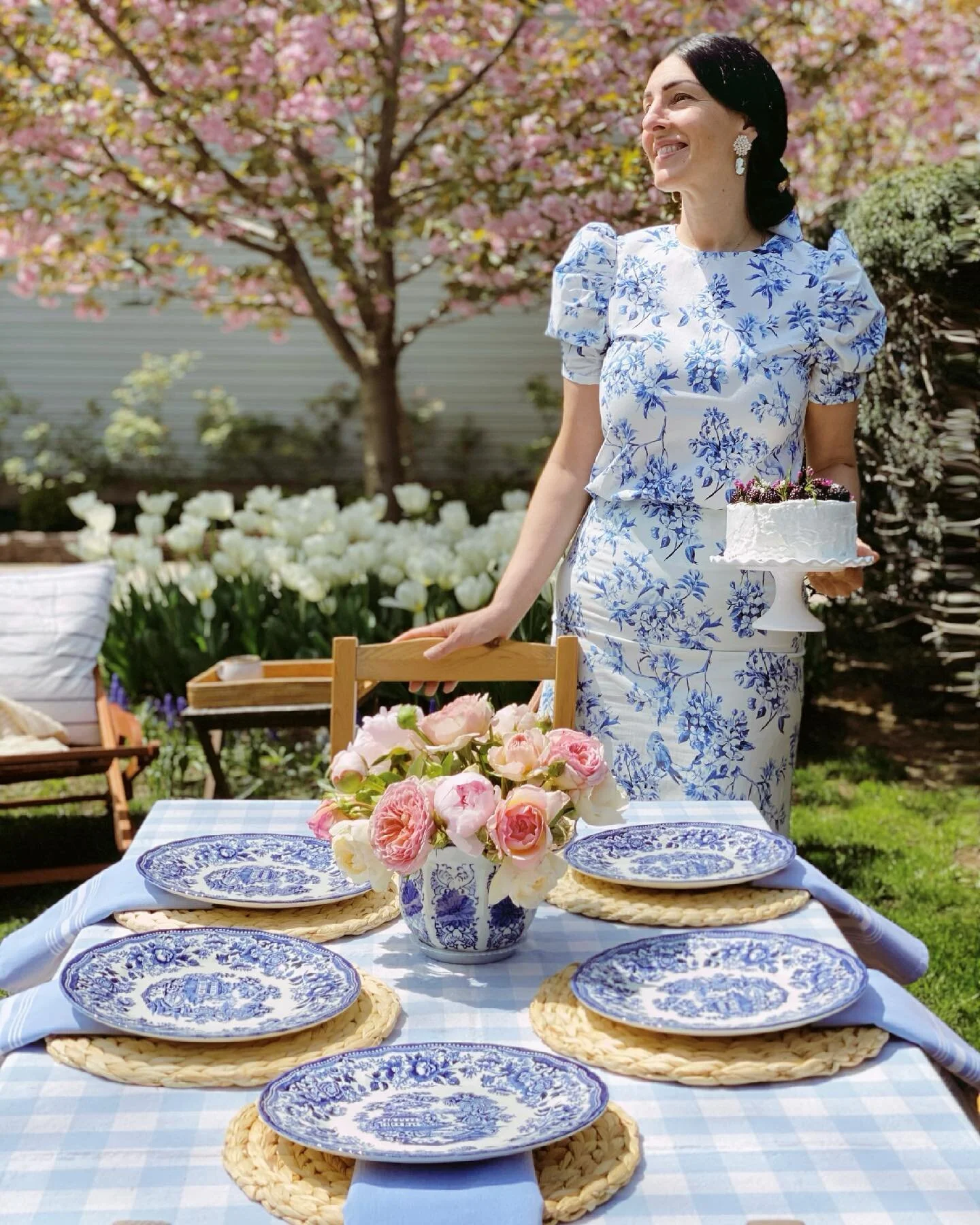 Is there anything better than lunch in the garden? I love this time of year when the tulips fade and the roses start to appear. @gracerosefarm @bornonfifth @nicolabathiejewelry