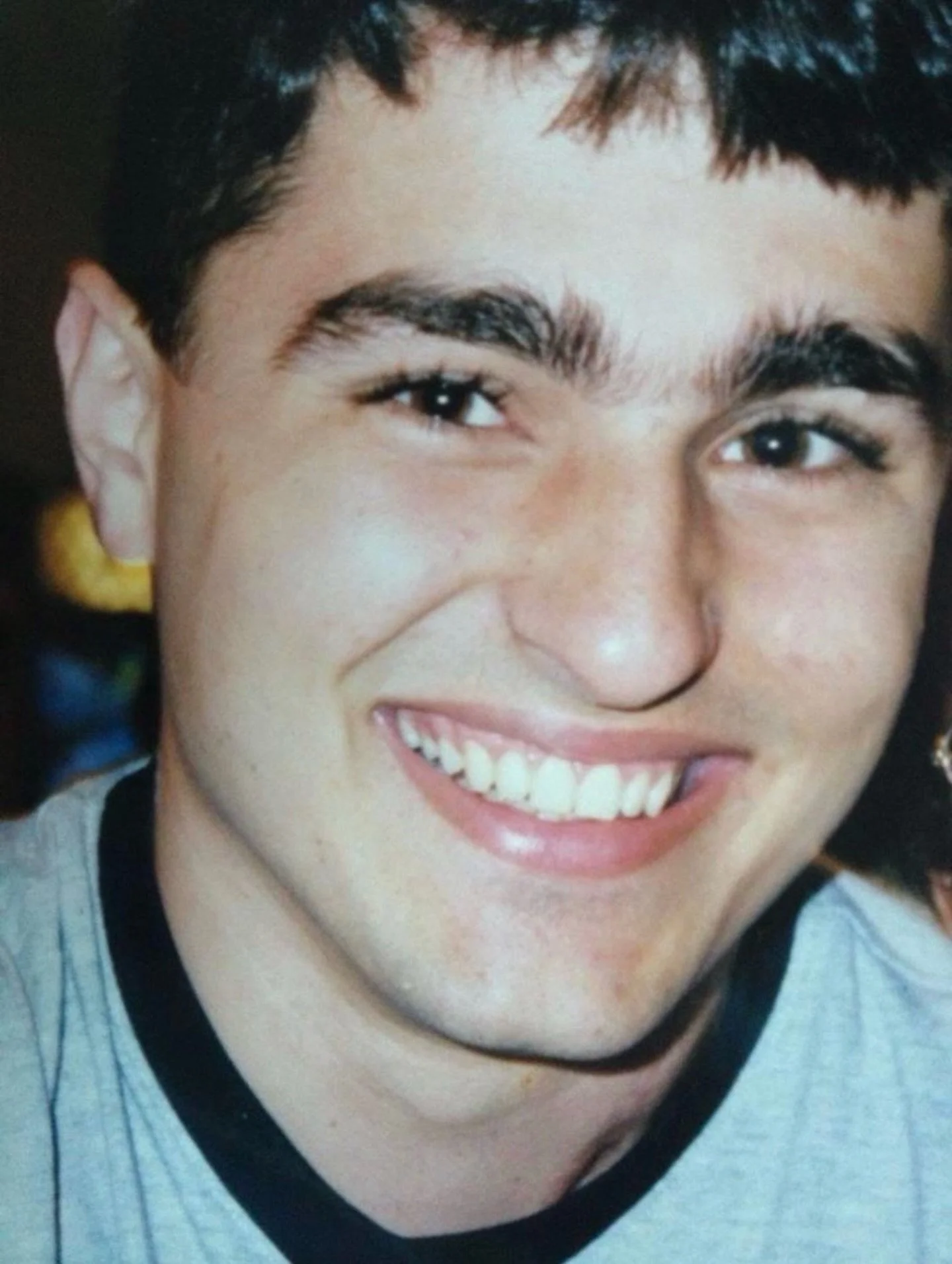 Esse cara a&iacute; &eacute; o meu irm&atilde;o, Marcelo. Ele n&atilde;o est&aacute; mais aqui nesse plano f&iacute;sico, mas permanece vivo, muito vivo dentro de mim. Cada vez mais. 
H&aacute; mais de 20 anos ele partiu, e desde ent&atilde;o fa&cced