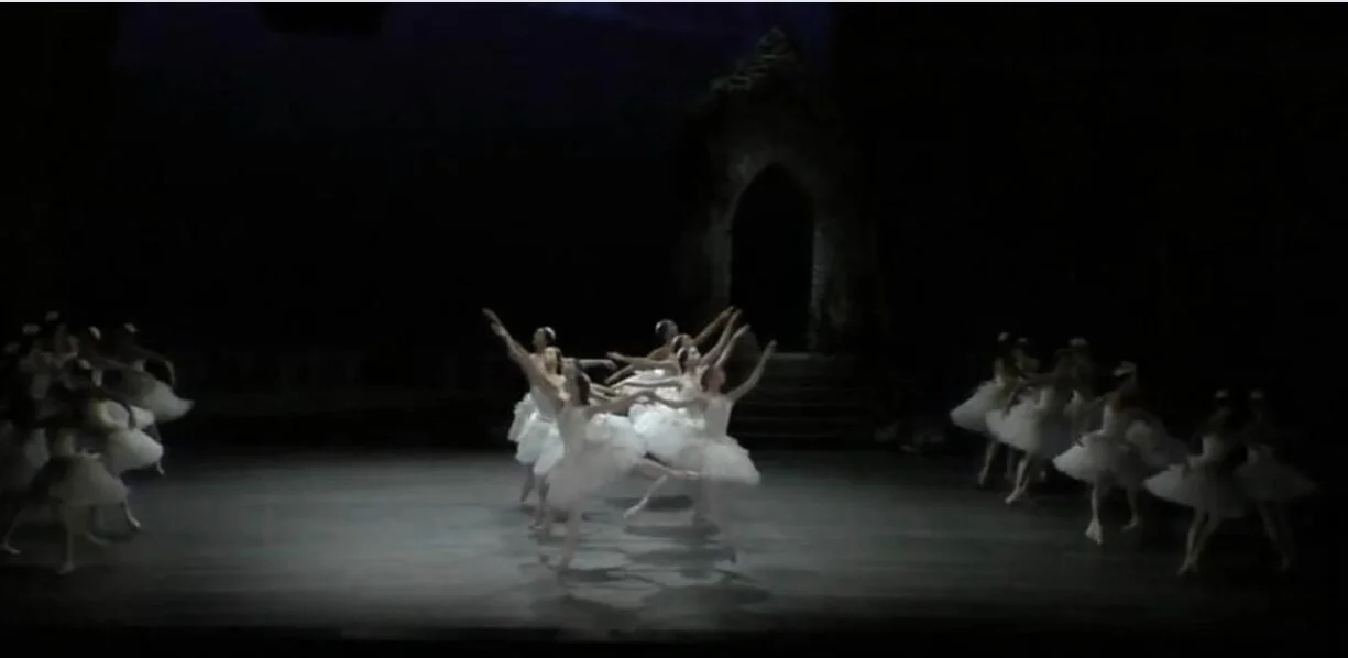 The central row subdivides vertically into dancers facing left and right; but both are doing the swan-maidens’ signature step: temps levé en arabesque. First night of Alexei Ratmansky’s 2016 production of “Swan Lake”, Zürich Ballet.