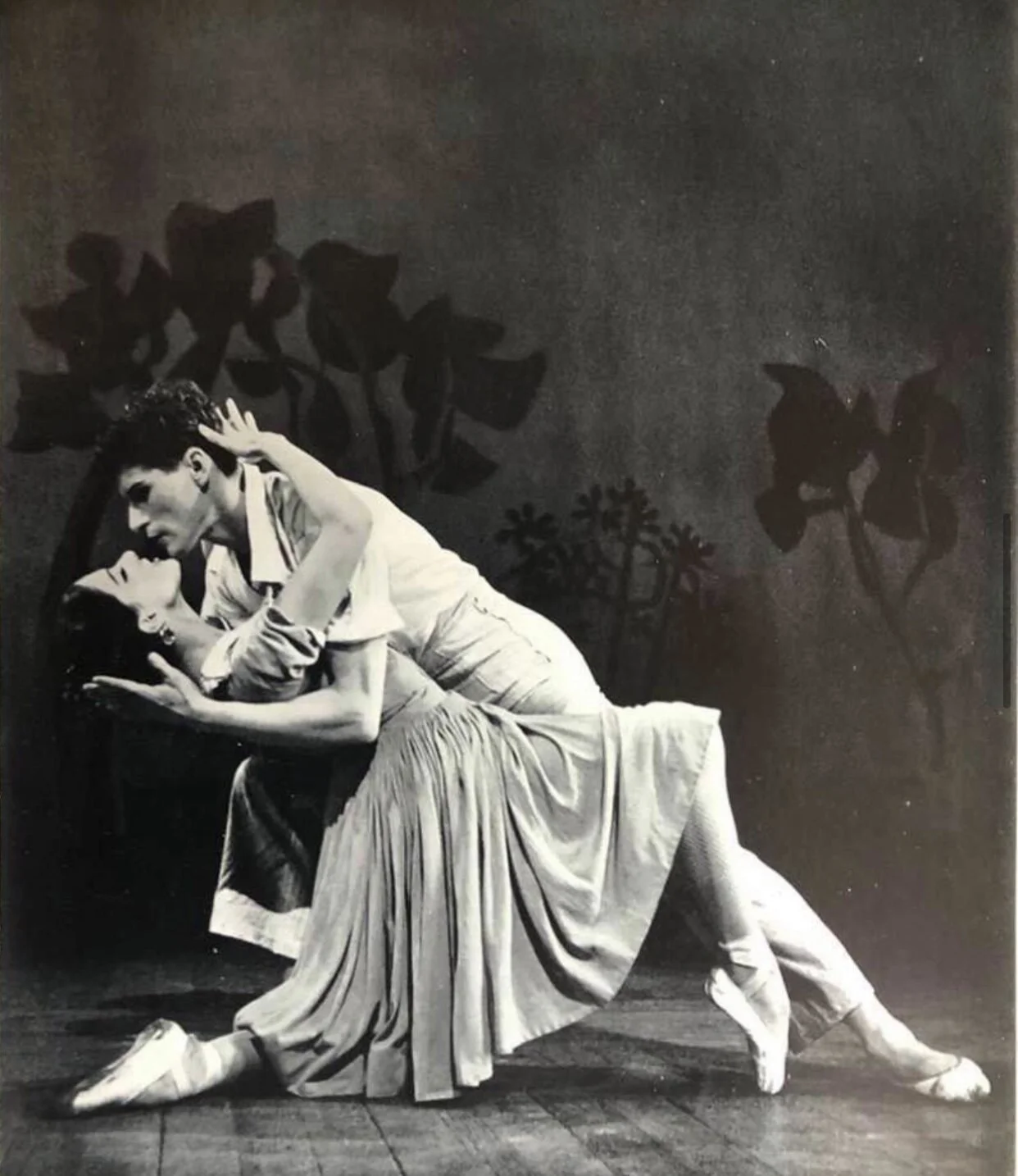 5: Violetta Elvin as Lykanion in Frederick Ashton’s “Daphnis and Chloë” with the Daphnis of Michael Somes