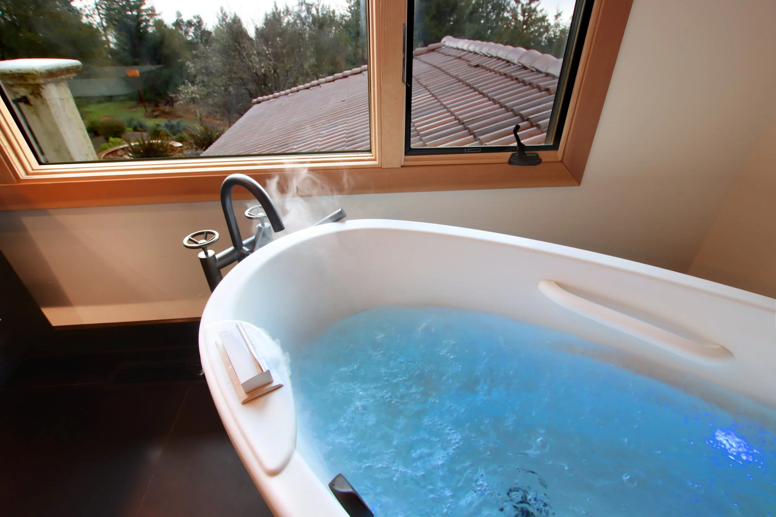 Santa-Cruz-mountains-hideaway-jacuzzi-tub-blue-re.jpg