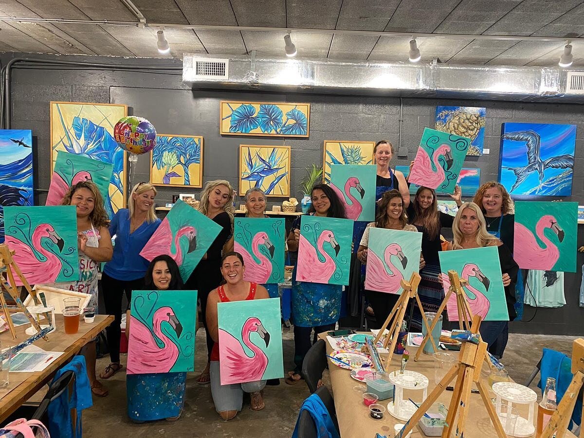 Heyyyy girls 🦩
&ldquo;Don&rsquo;t drink your paint water and don&rsquo;t wash your brush in your beer&rdquo; OKAYY 💁&zwj;♀️😂
&bull;
If you&rsquo;ve been to one of our paint nights, you know this is more common than you would think lol. How many of