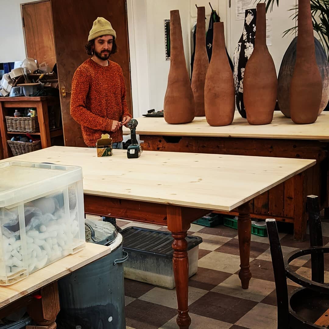 Jack installing beautiful new 2 meter table tops. Such a lot of space!
#studiopottery #staysafe #studiodesign #potterystudio #madeinnottingham