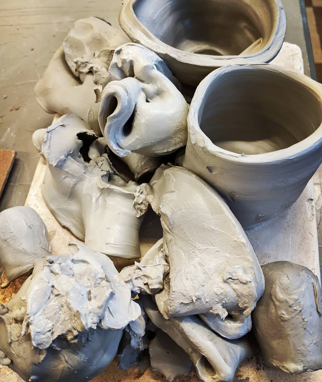 First Throwing class since March 2020 Lovely to have people back in the studio up to their arms in it!

#potteryclass #claystudio #throwingclay