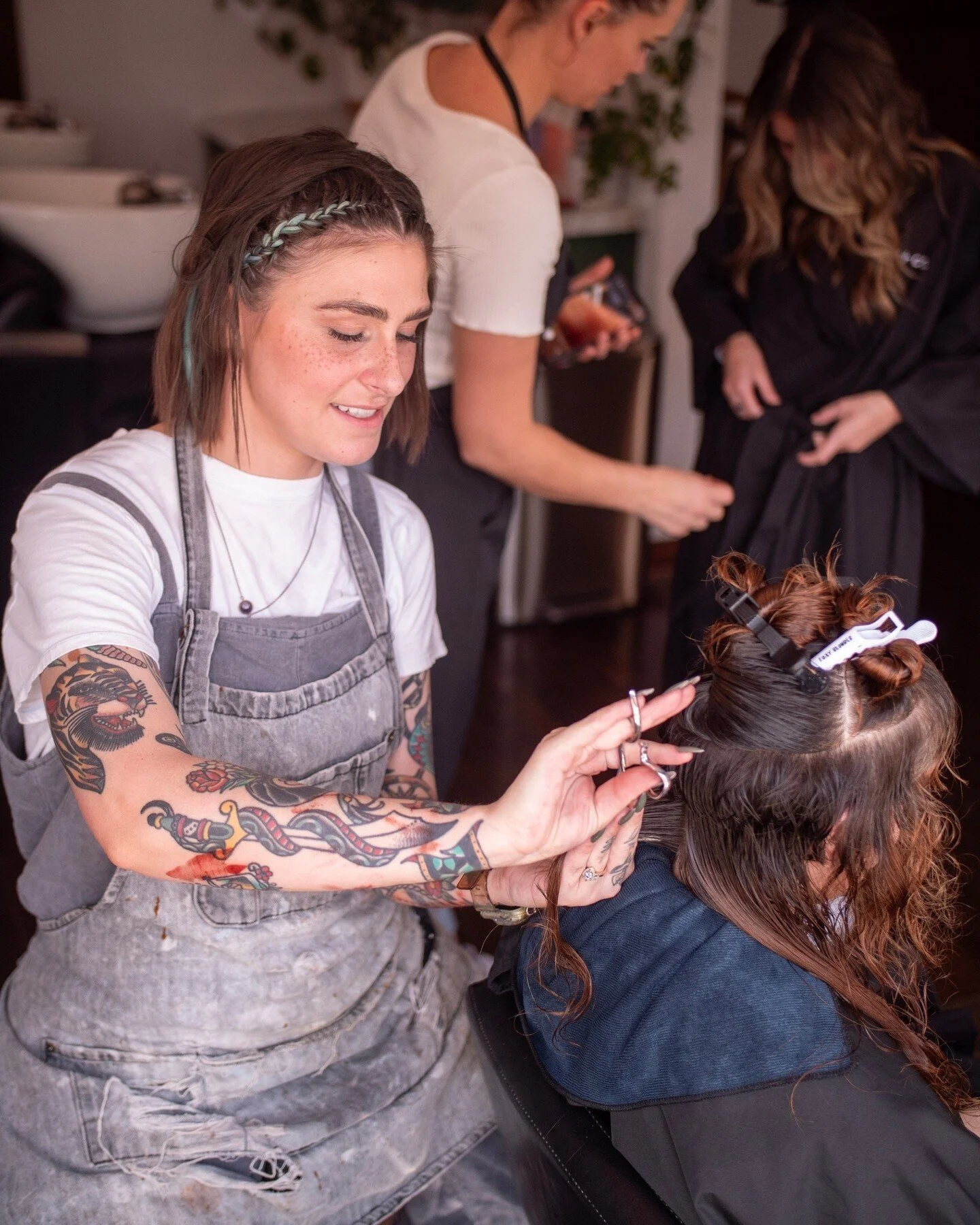 she's not just all colormelts and balayages...⁠
⁠
as you can probably see from her face, @tina_doeshair also loves working on short hair transformations! ✄ ⁠
⁠
⁠
#shorthair #shorthairstyle #pixiecut #shorthairideas #pixiecut #pixiehaircut #pixiecuts 