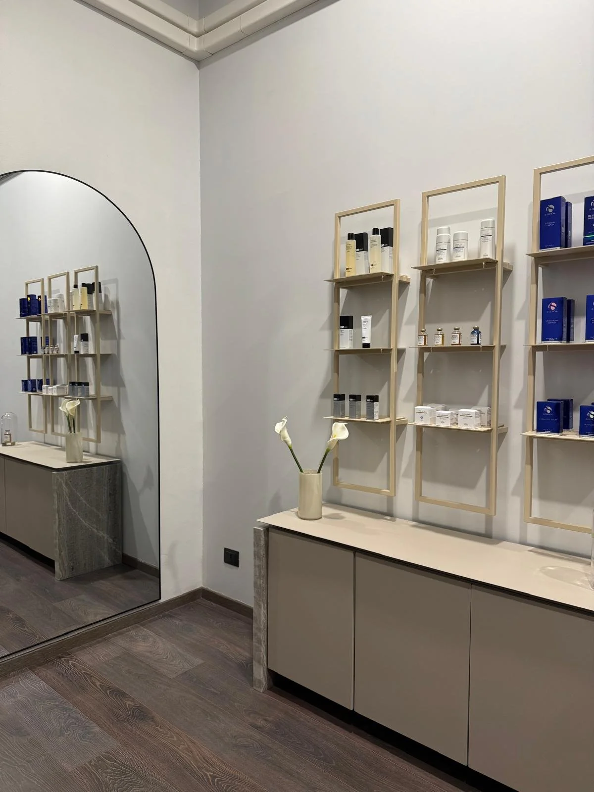 English-Speaking: Hair, Nails, Skin &amp; Tattoo Studios In Milan