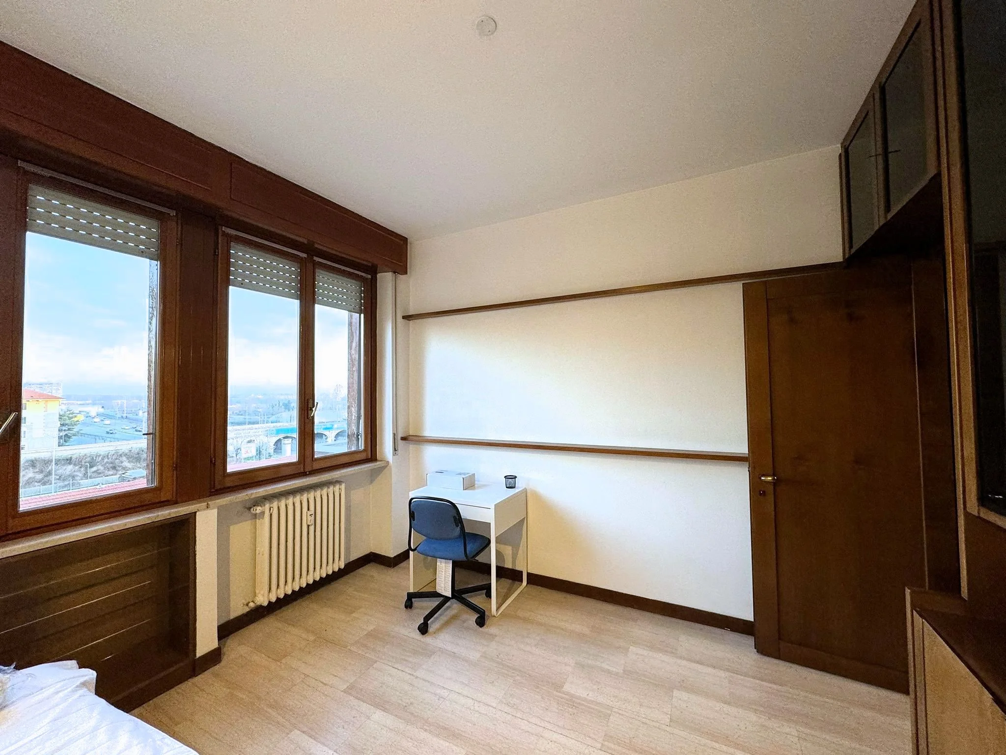 02-bedroom-one-desk.jpg