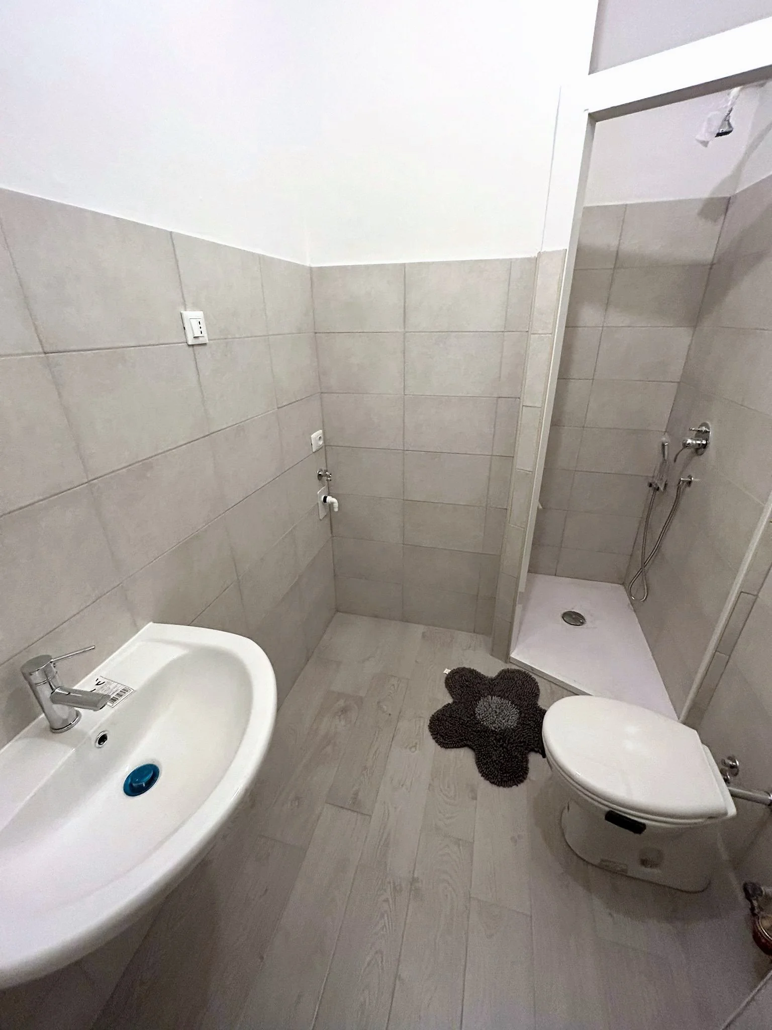 08-bathroom.jpg