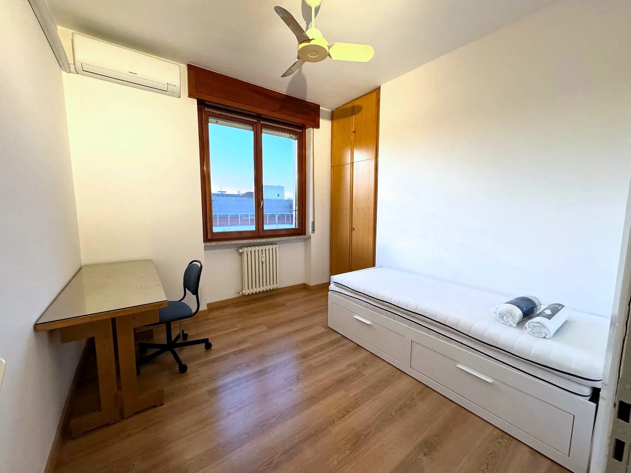 07-bedroom-three-desk.jpg