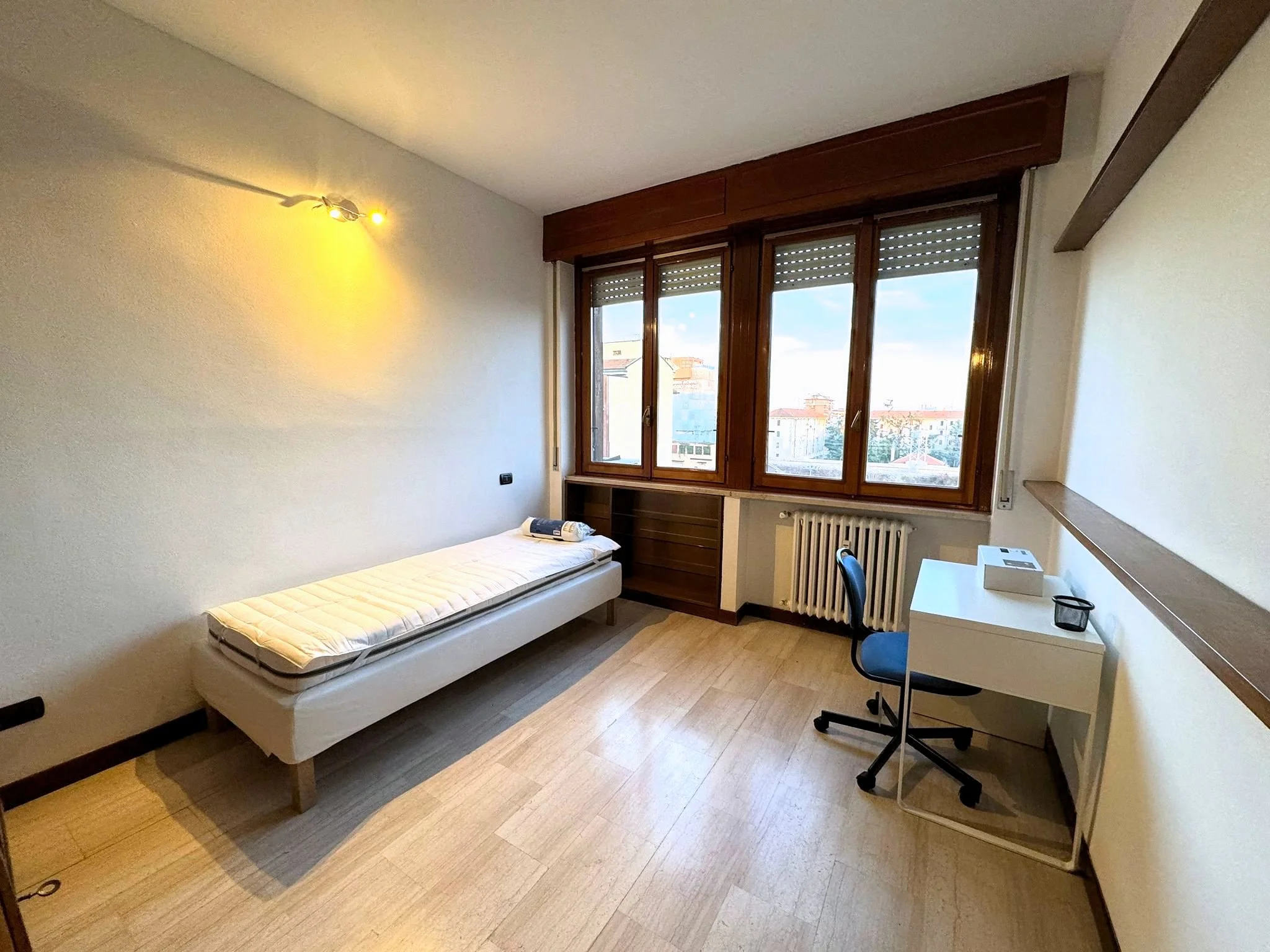 01-bedroom-one-window.jpg