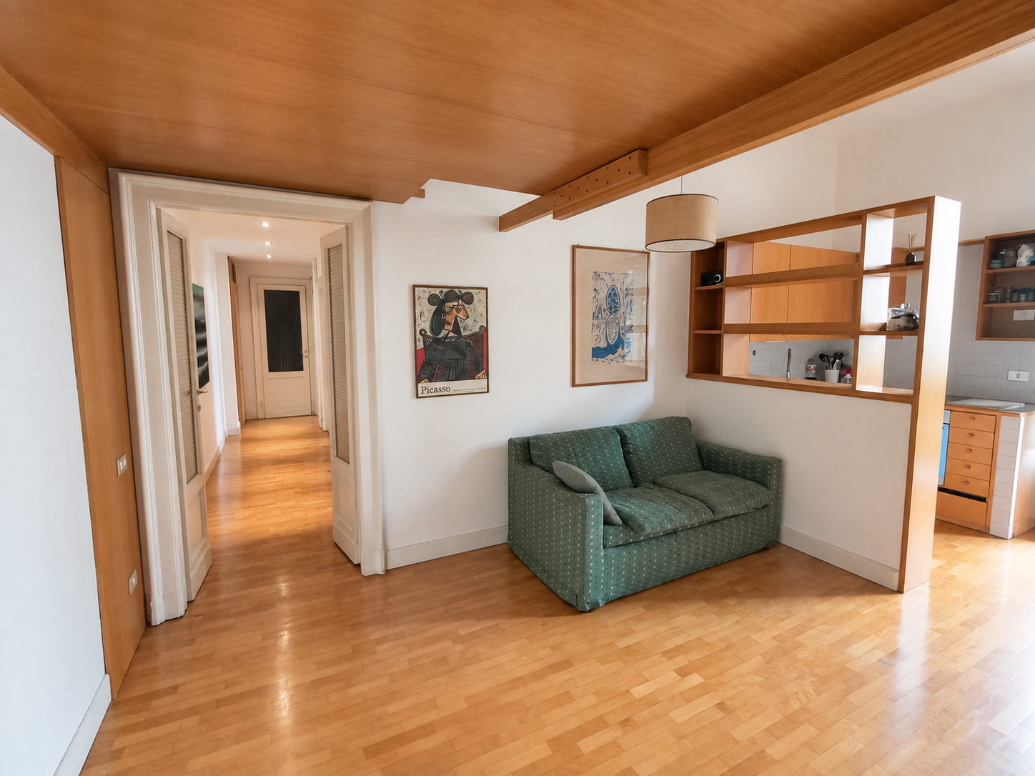 Living room with green sofa at Via Cola di Rienzo 8, Milan