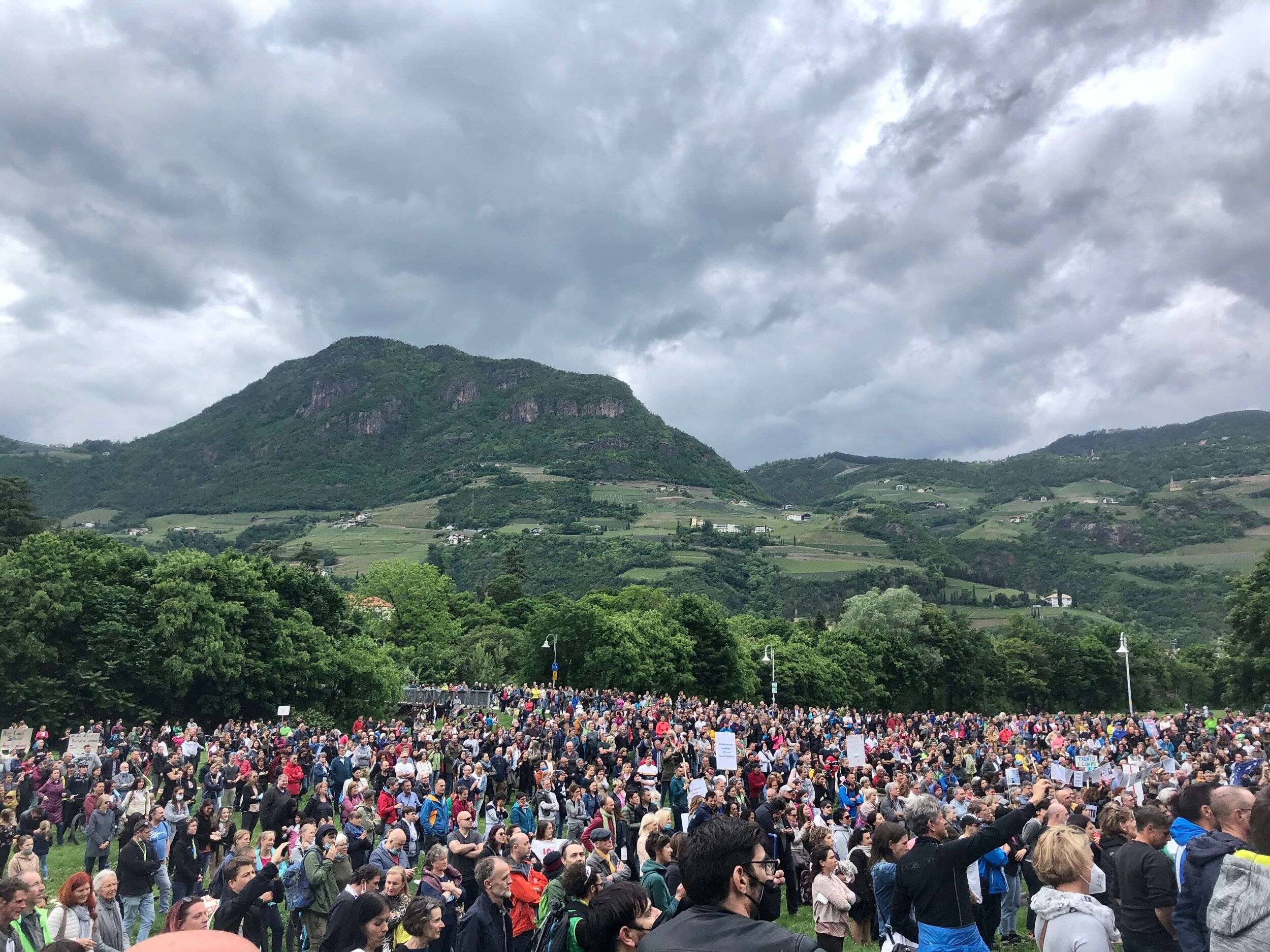 15.05.2021: "500" Demonstranten auf den Talferwiesen