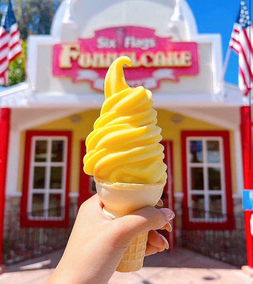 It&rsquo;s National Soft Serve Day🍦

Check out the Funnel Cake Corner at @sixflagsdiscoverykingdom servin&rsquo; up chocolate, vanilla, mango &amp; pineapple soft serve ice cream 🤤

Also open during The Marine World Experience 🐅 on Thursdays &amp;