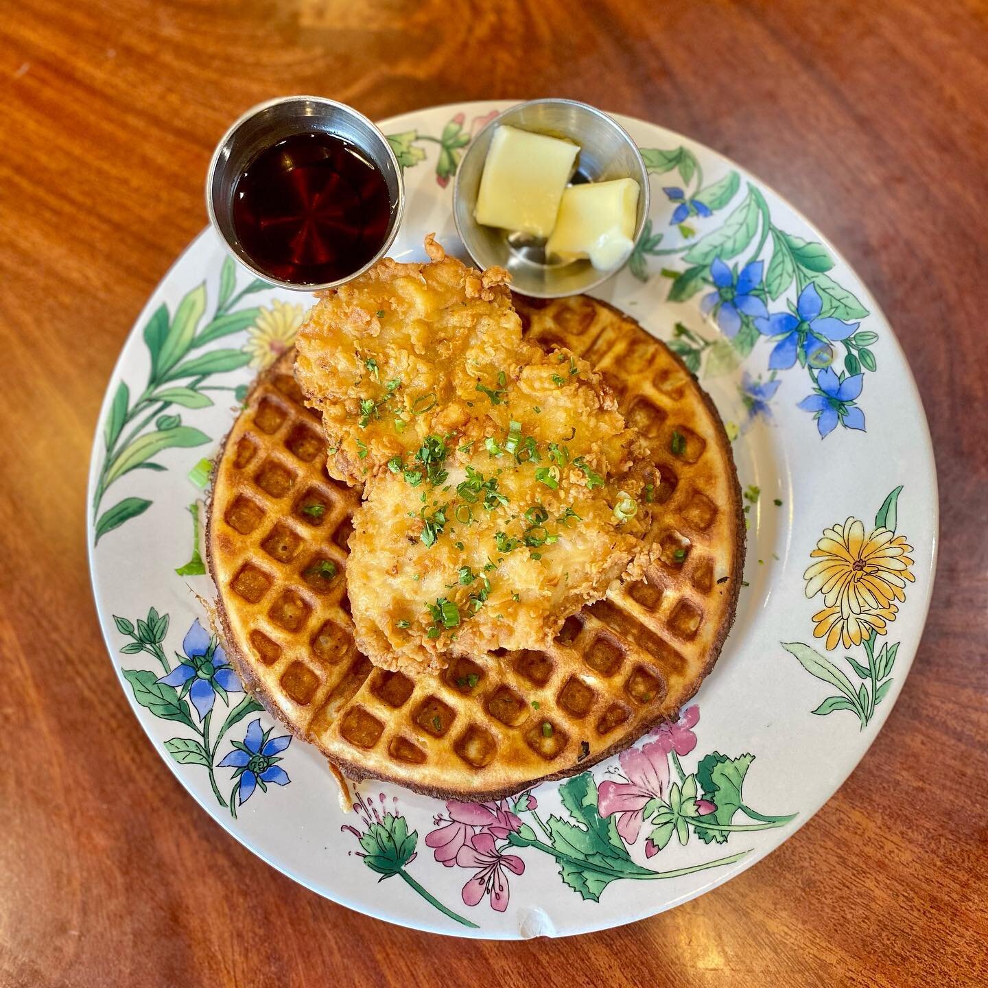 Who doesn&rsquo;t love a delicious chicken &amp; waffle for brunch? 😋 

🧇: @vtownprovisions 
📸: @rach.eatsrn 

#visitvallejo #vallejoca #vallejoeats #vtownprovisions #vallejofood #bayareaeats #bayarea #supportlocal