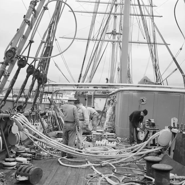 Pacific-Queen-built-1886-ship-3m-restoration-at-Moore-Dry-Dock-Oakland-CA-1954-1955_Crop_2.webp