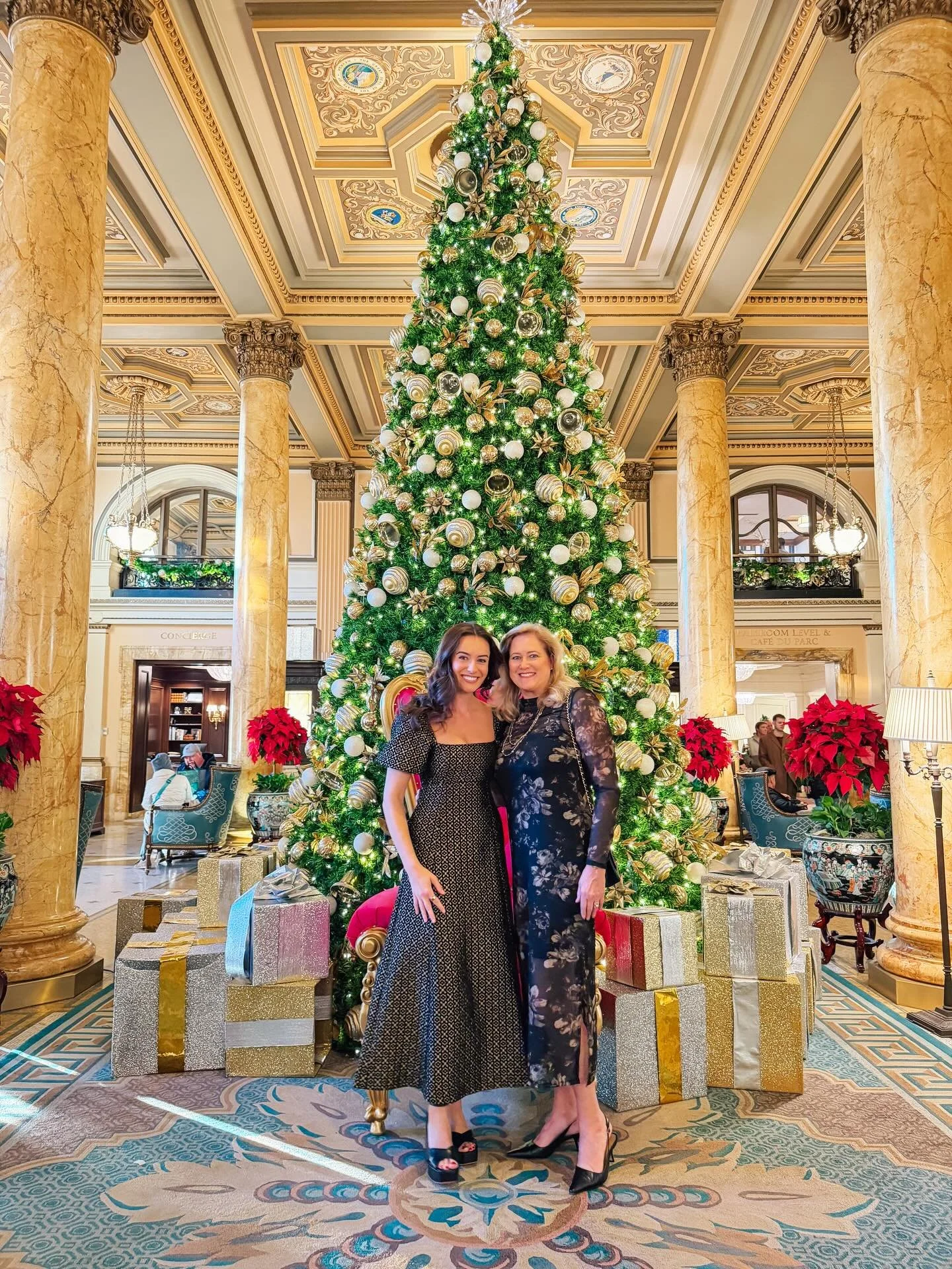 a fabulous &amp; festive afternoon at The Willard 🎅🏼🥂🎄💫🎁