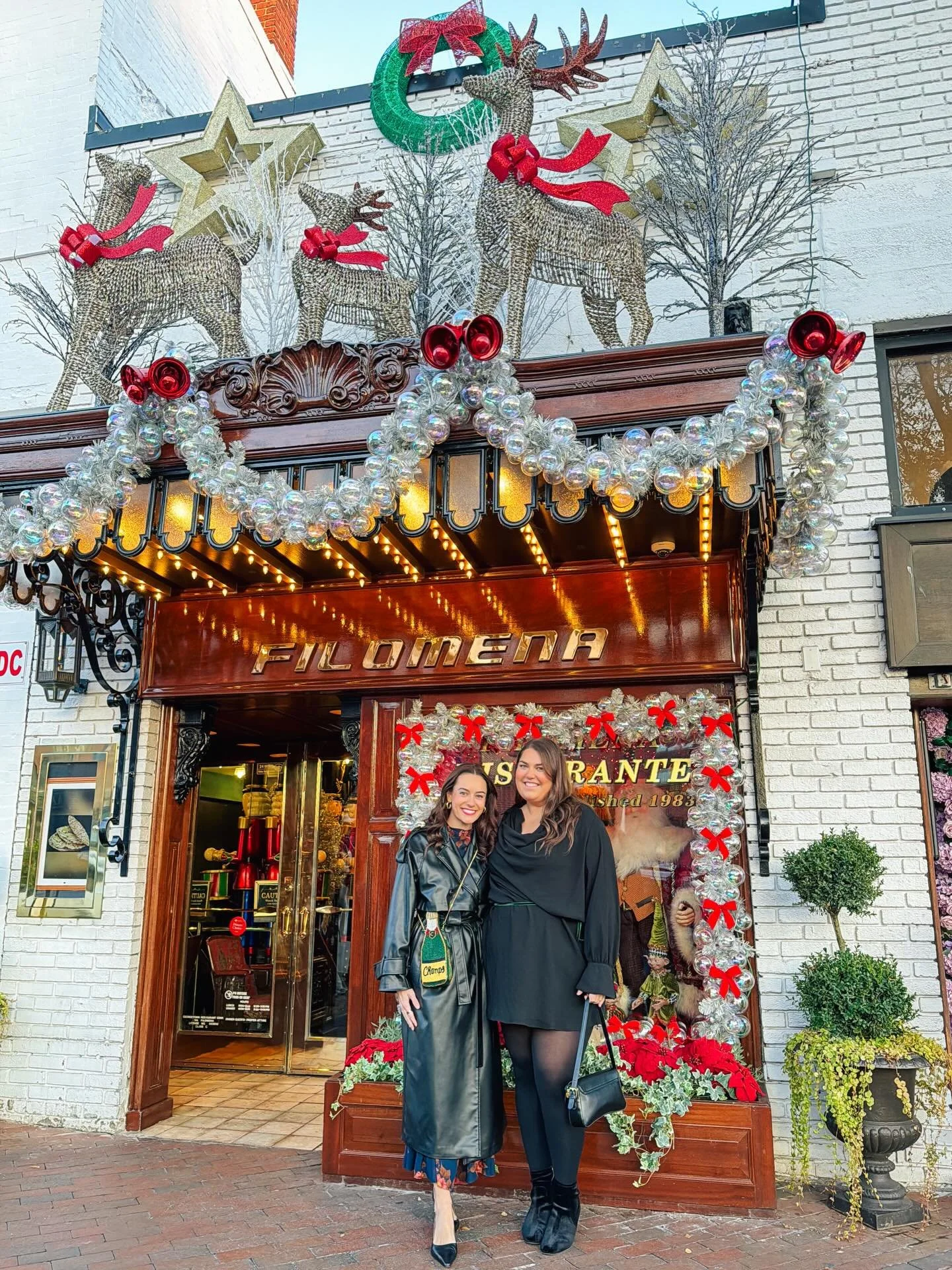 it&rsquo;s the holiday season&hellip; 🎶🎄🎁💫🎅🏼🍸❤️🥂