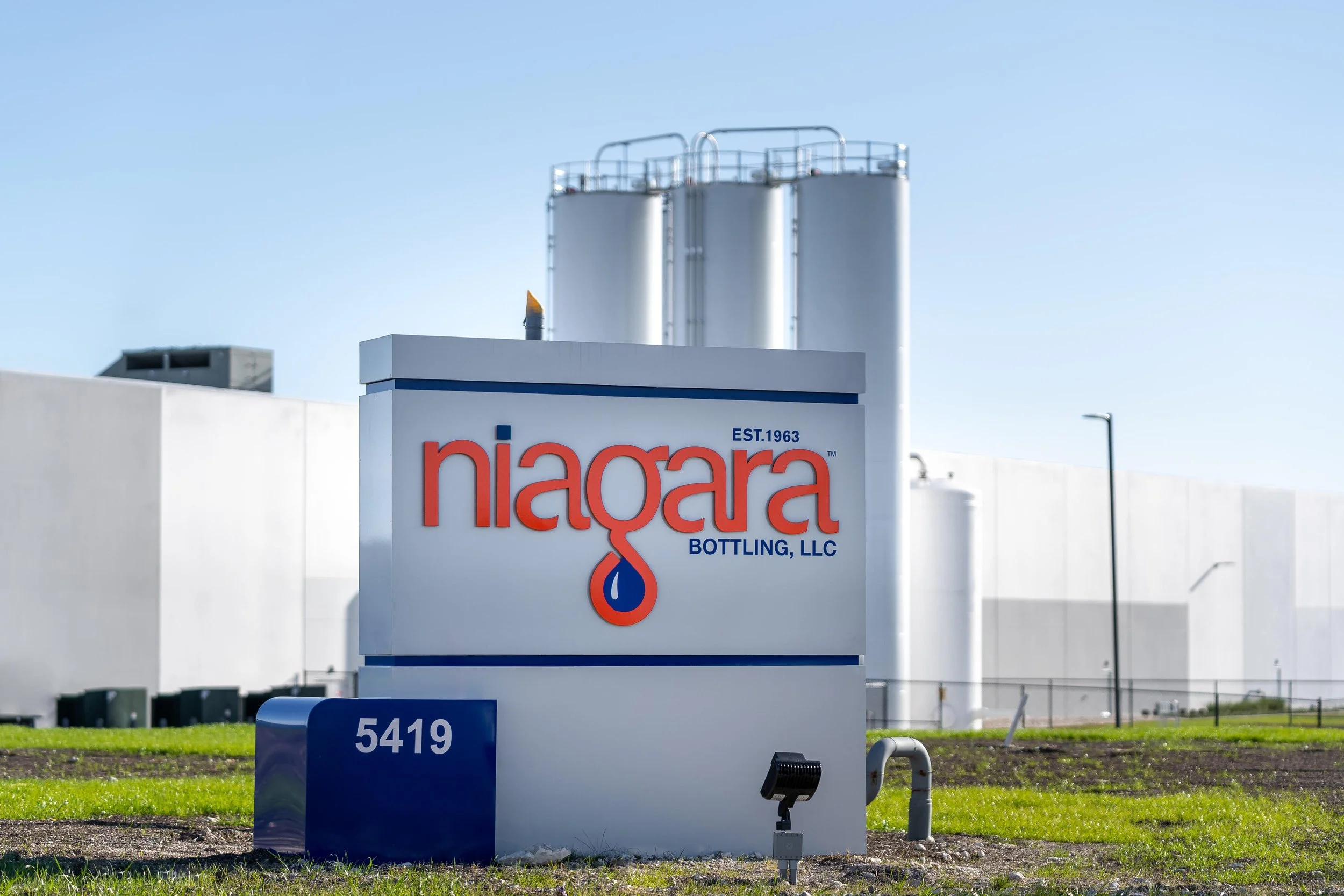 Niagara Bottling challenged over robotic forklift accident — Warehouse