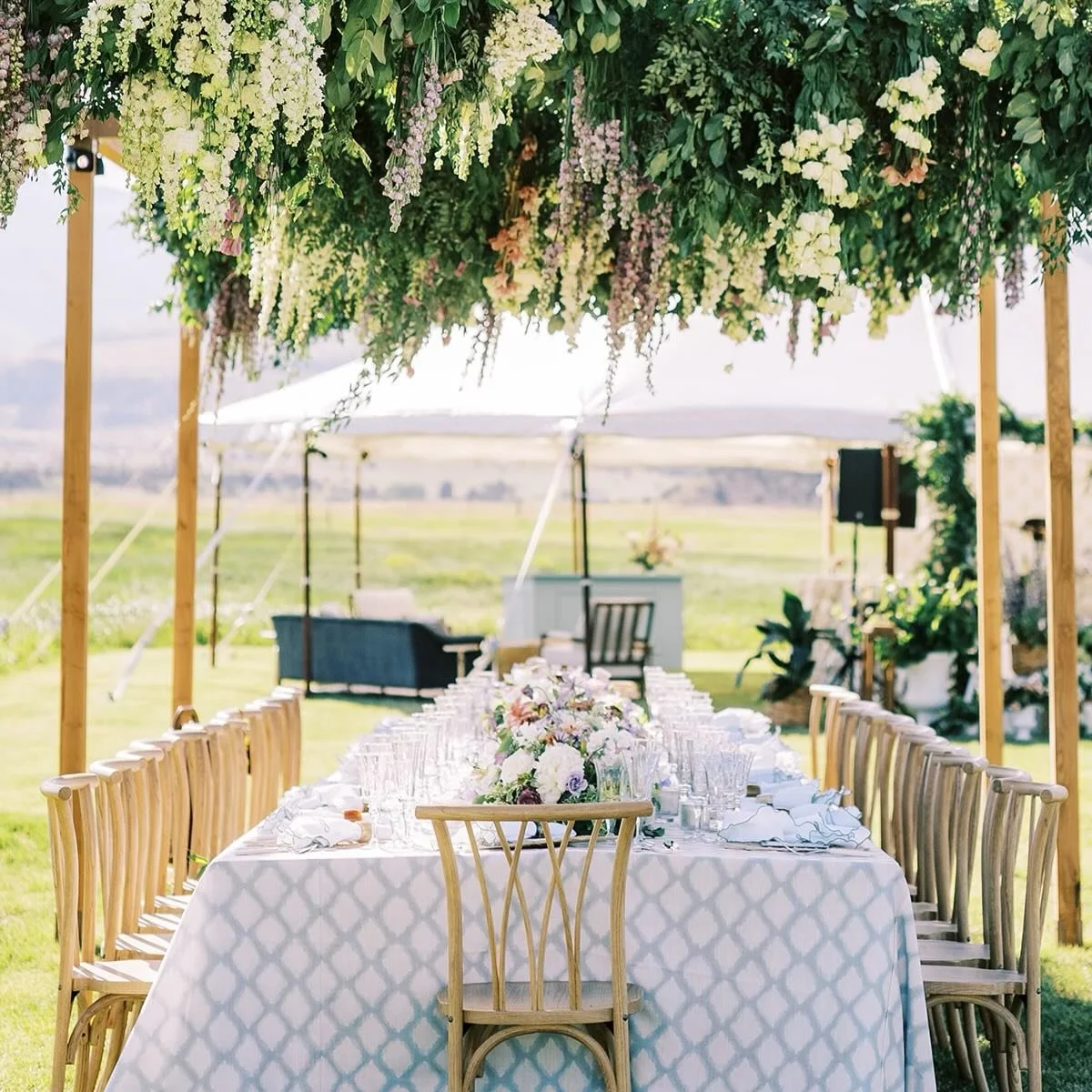 Flowers from ceiling to floor.
.
We&rsquo;re here for it 🤎
.
.
.
Planning &amp; Design: @eventsbylafete @soiree99events 
Photography: @perryvaile 
Venue: @sagelodge 
Rentals: @montanapartyrentals 
Custom Pergola: @tailoredandtied