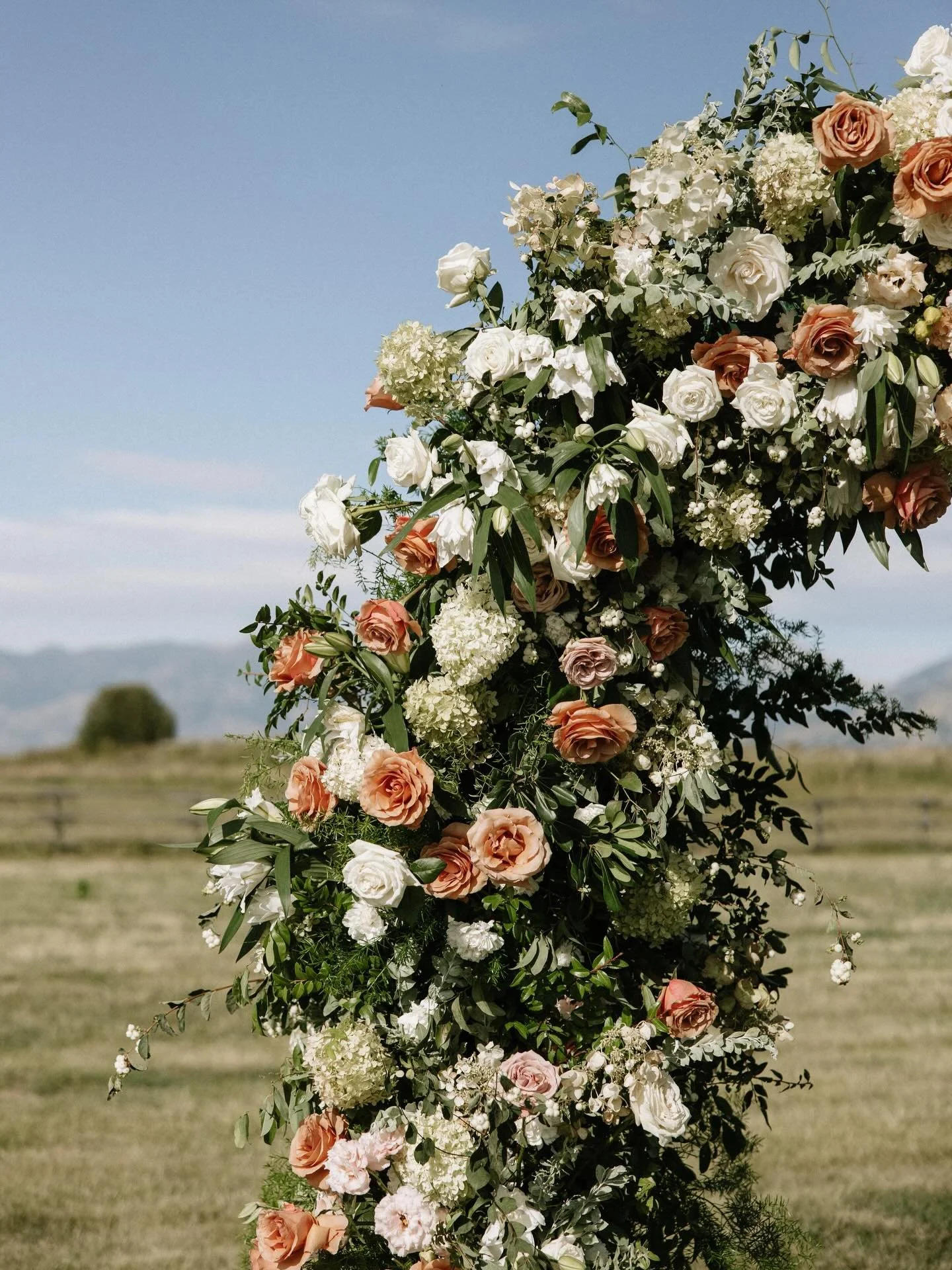 We love timeless. And lush arches. And beautiful details &hellip; And creating special places for the most important moment of a wedding day.
.
.
.
@valeriejoyevents 
@forthewestandwildphoto
