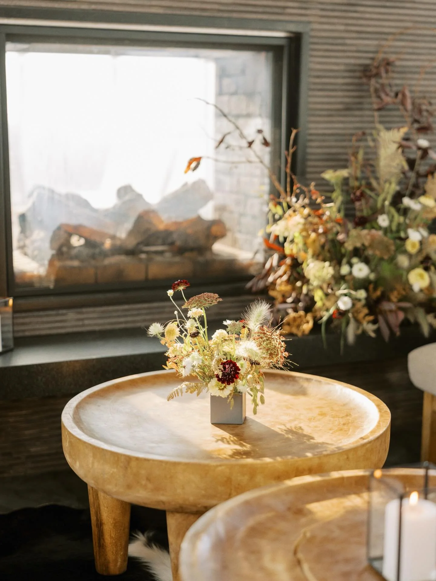 Welcome parties on a rooftop @skyshedbzn 💕
.
. 
Welcome parties are a fun way to get your weekend &hellip; spend more time with your people and do some florals that are expressive in a way that isn&rsquo;t your wedding day.
.
.
@soiree99events 
@jer