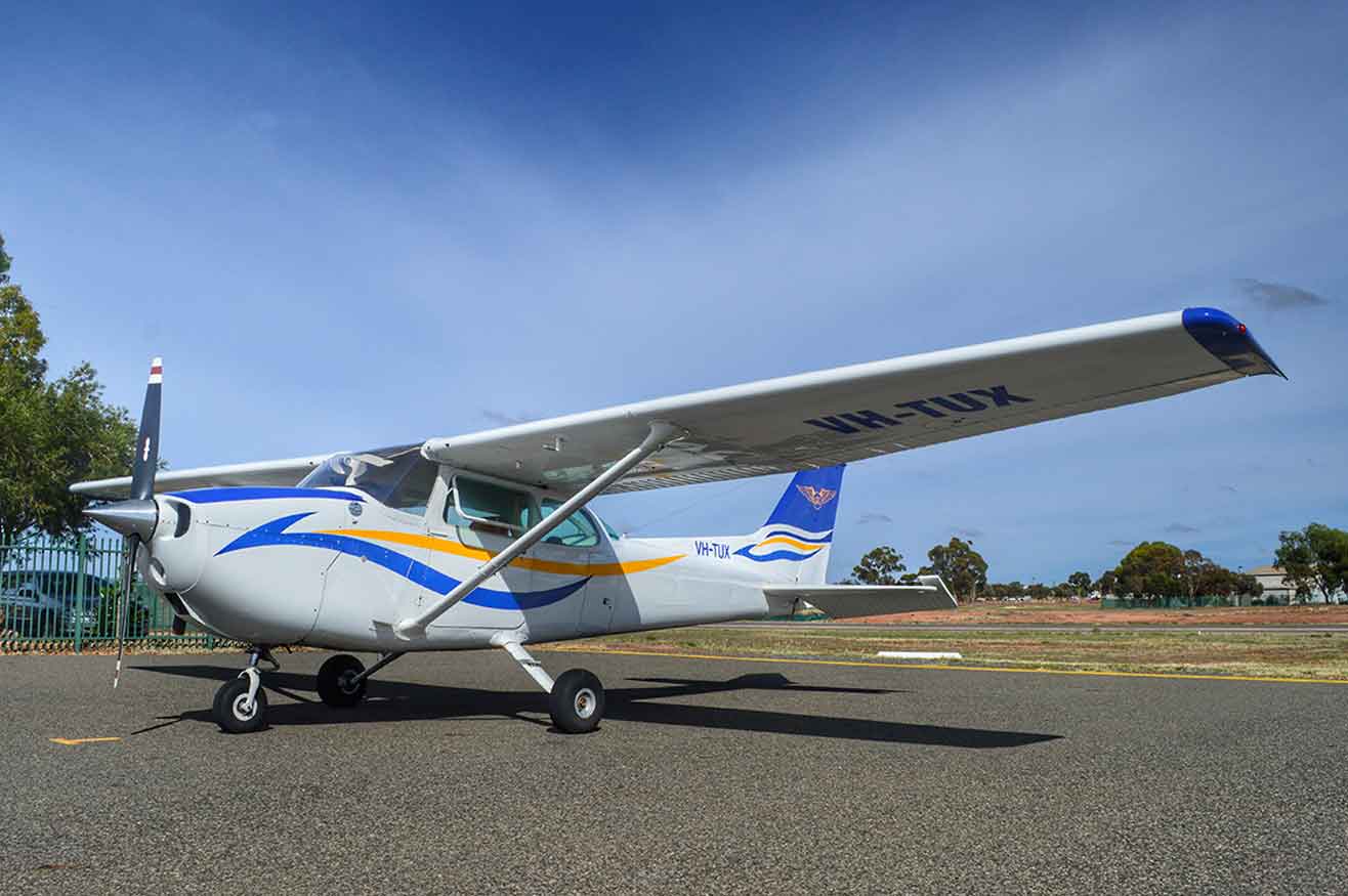 Cessna-172-VH-TUX.jpg