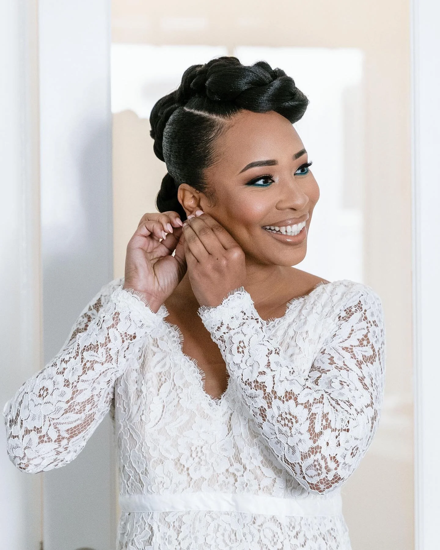 Pop of blue under the eyes 💙 Bridal makeup by @shanneythich 

Photography @cwagnerphotography