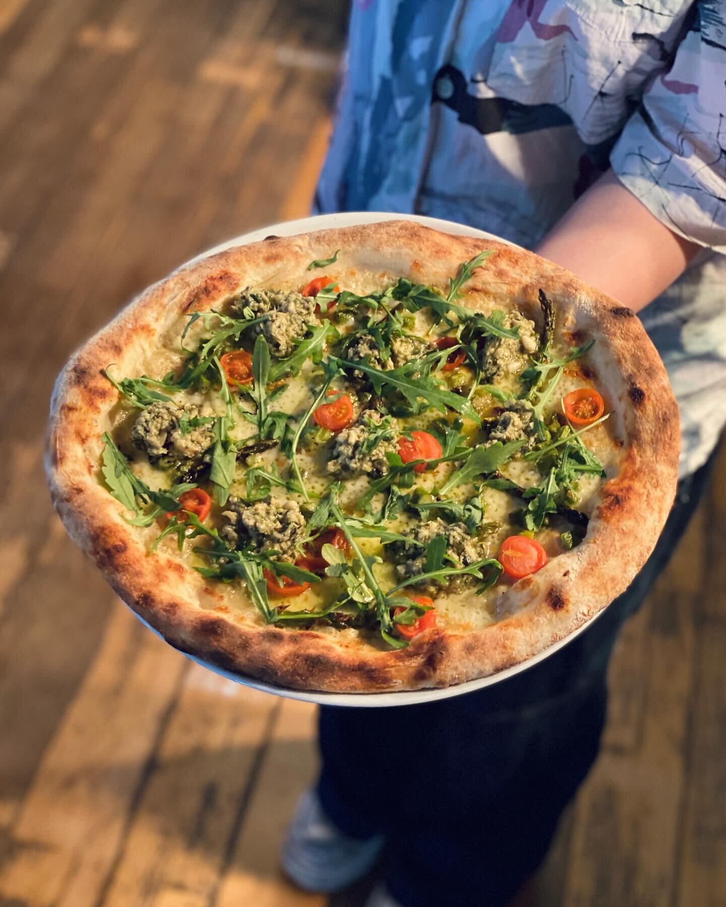 Could have been The Billy but it's THE GRUFF - Goats Cheese Cream, Mozzarella, Roasted Asparagus, Cherry Tomato, Artichoke Pesto &amp; Rocket 🐐🍕 On the specials board.

#doughandoil #sourdoughpizza #specialsboard