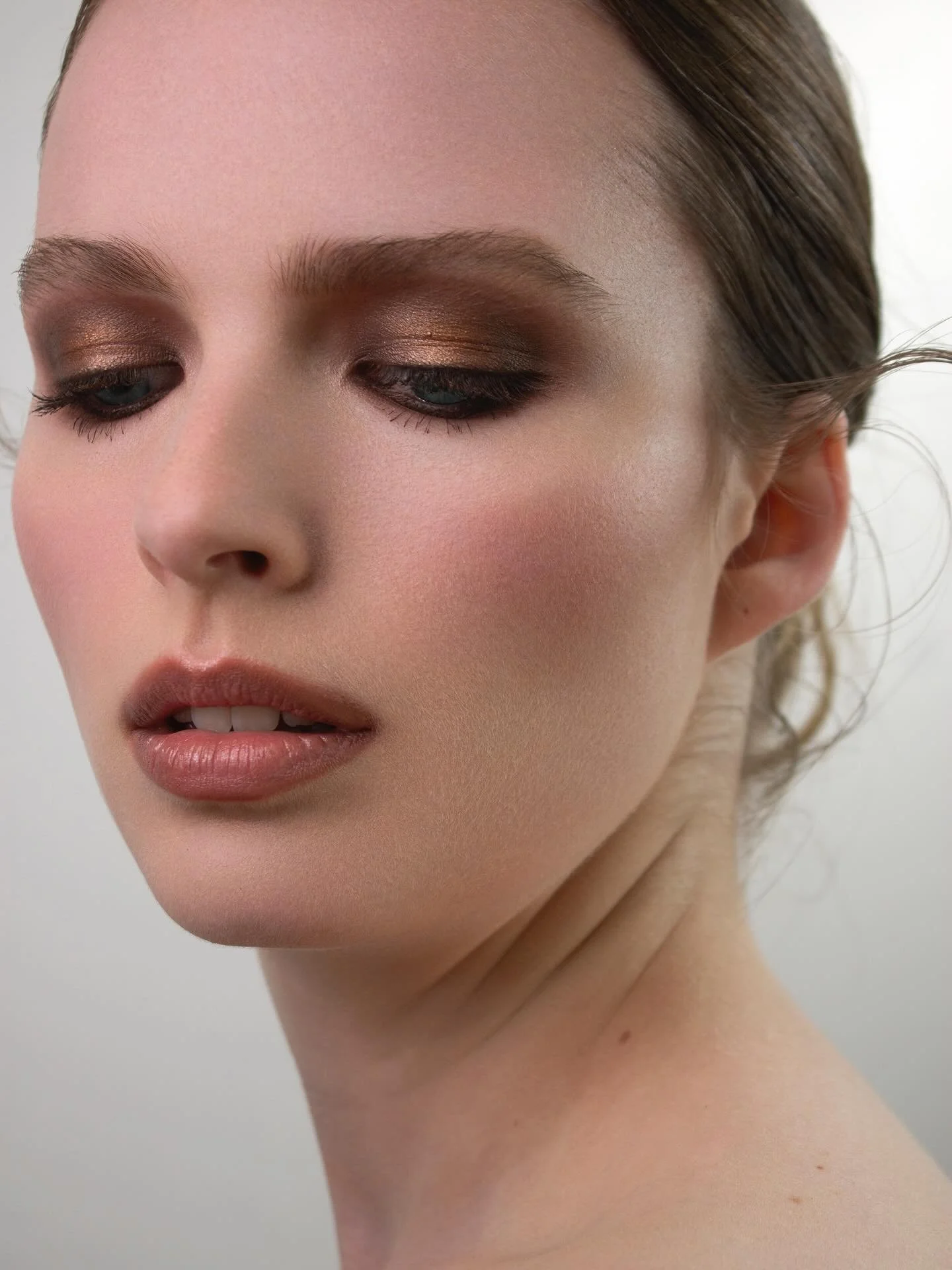 That feeling when your makeup is a work of art. 🖼️

Velvet smokey-bronze. ✨ 
A plush finish, luminous from within, with a velvety soft texture.
A smoldering bronze eye, earthy and dimensional, warm browns and metallics.
This look is all about sophis
