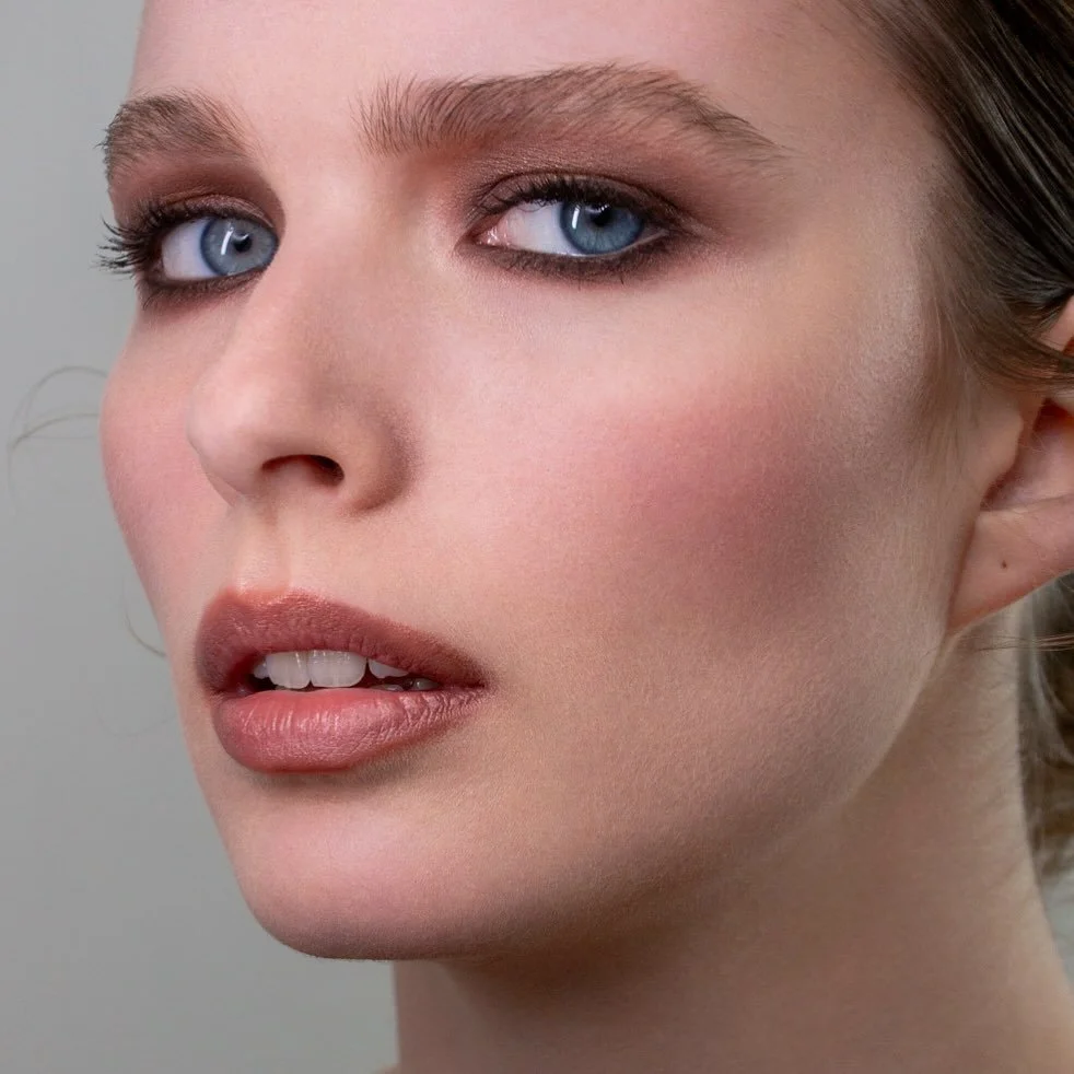 Metallic Grunge Smokey :&nbsp;la tendance maquillage la plus chic et audacieuse de la saison!🍂

Mais il ne s&rsquo;agit pas de suivre les tendances!
Il s&rsquo;agit de te red&eacute;couvrir sous un nouveau jour. Pas de copi&eacute;s-coll&eacute;s : 
