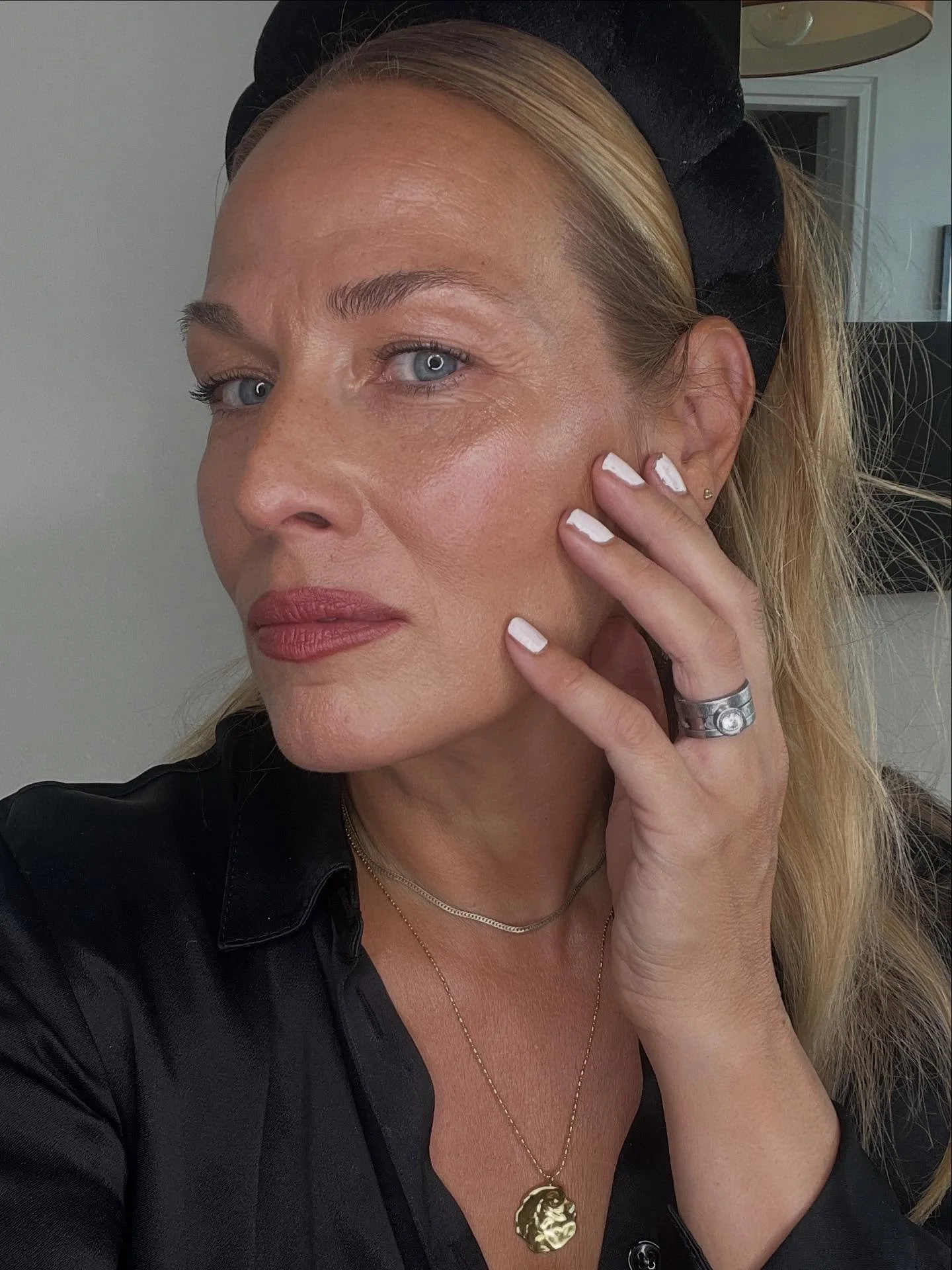 My secret weapon 🤫

➡️video at the end
⬇️ read the caption 

And Hit ❤️🙏

I use the #caudalie  Huile de Soins  Soleil des Vignes for everything: 
✨as a final touch of my makeup 
✨fix and nourish my hair 
✨to remove excess of makeup
✨for my hands
✨d