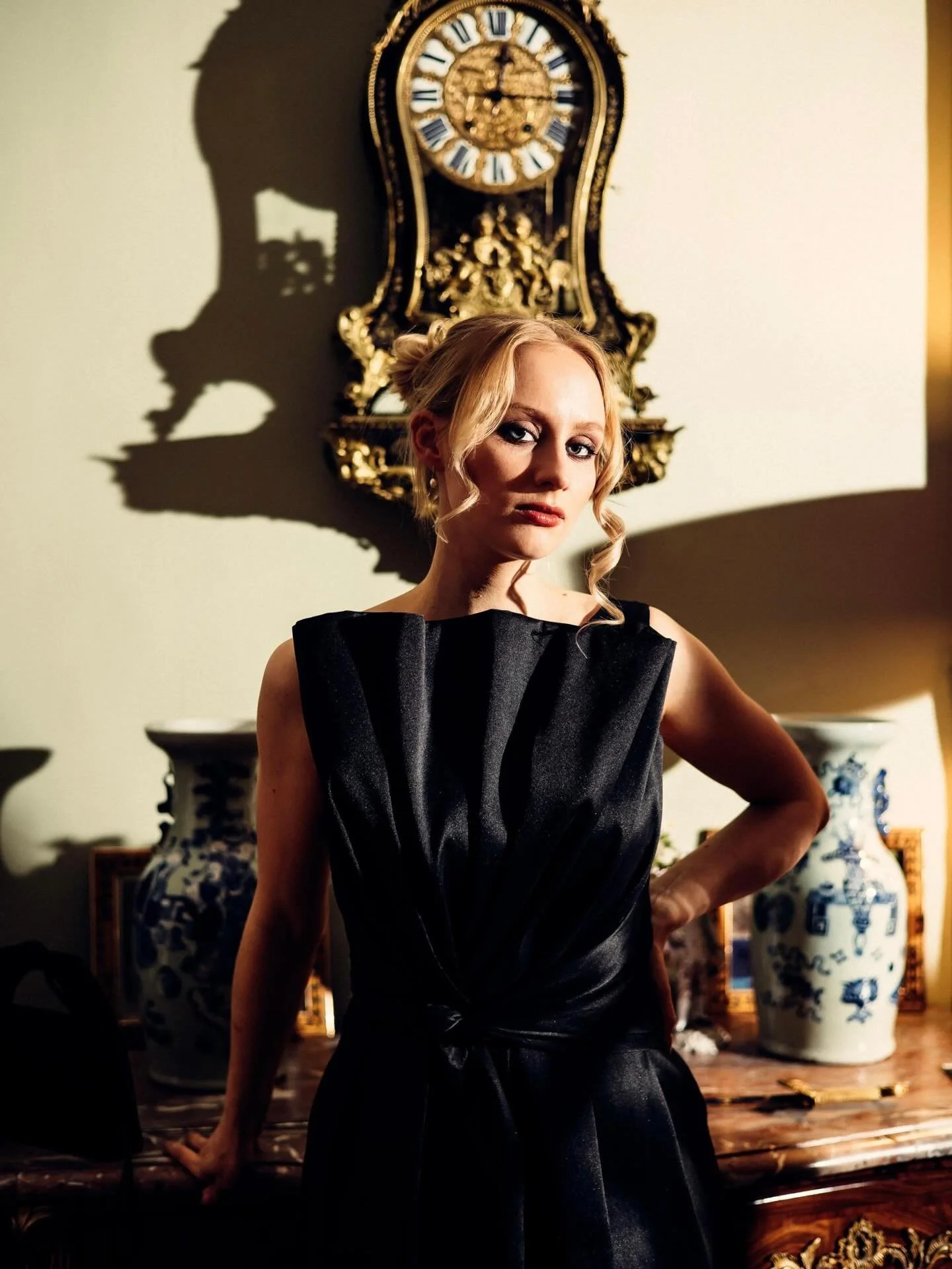 Black Magic🖤

Anthracite Smokey, black water lining and light catching skin. 

Model @onervaodelma @thecastle_club
Photo @lentzwill
MA @makkastyle

#Paris #nightaesthetic #ParisByNight #smokeyeyes #parismakeupartist