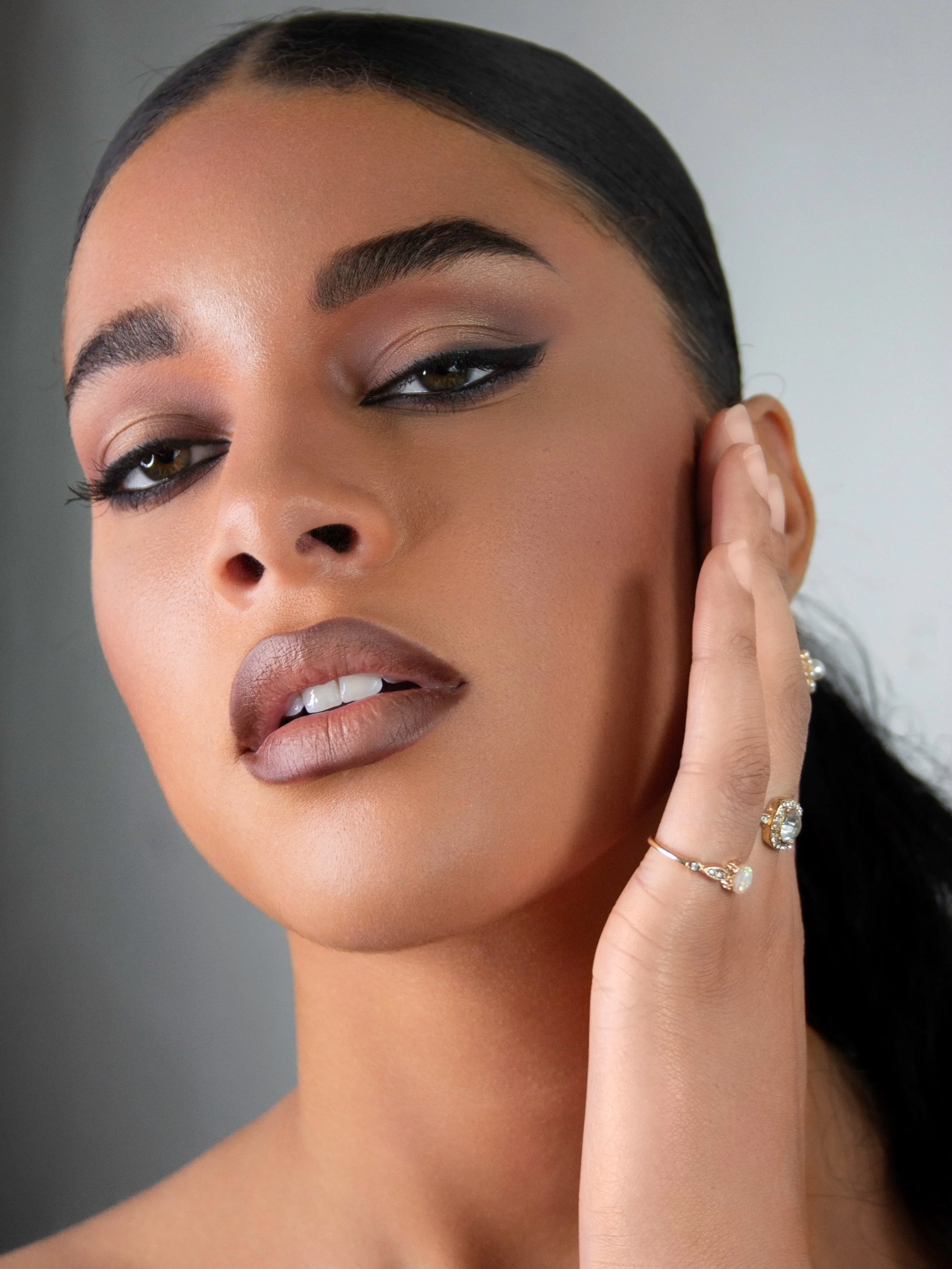 The Portrait You Were Meant to Have📸🖌️

Most women have their portrait taken without really putting all their potential in it. Very few have a portrait that truly captures their presence: 
A sculpted complexion. A signature cat eye. Soft, refined n