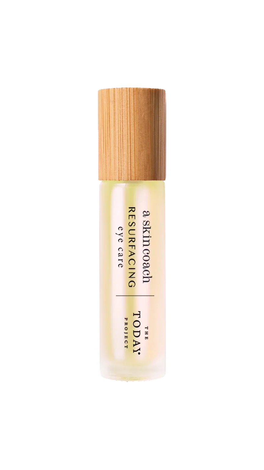 Un producto para el cuidado de la piel llamado «Skin Coach Rescue Fac_ Eye Care» de Todi, de la marca The Body Project, presentado en un frasco de cristal esmerilado con tapón de madera.