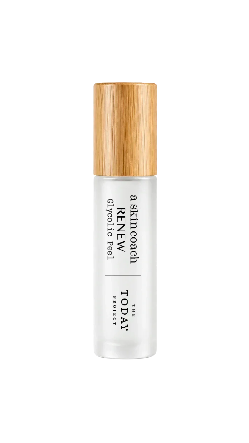 Un frasco de un producto para el cuidado de la piel con la etiqueta «a skin coach RENEW Glycolic Peel» de «THE TODAY PROJECT », con un tapón de madera sobre un fondo negro.