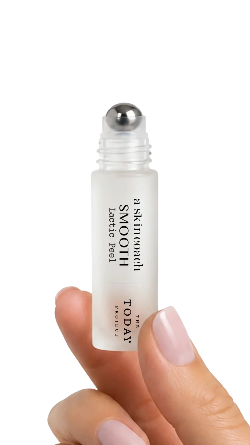 Una mano que sostiene un pequeño tubo blanco con la etiqueta «a skinocéal SMOOTH Lactic peel» y una bola rodante metálica en la parte superior.