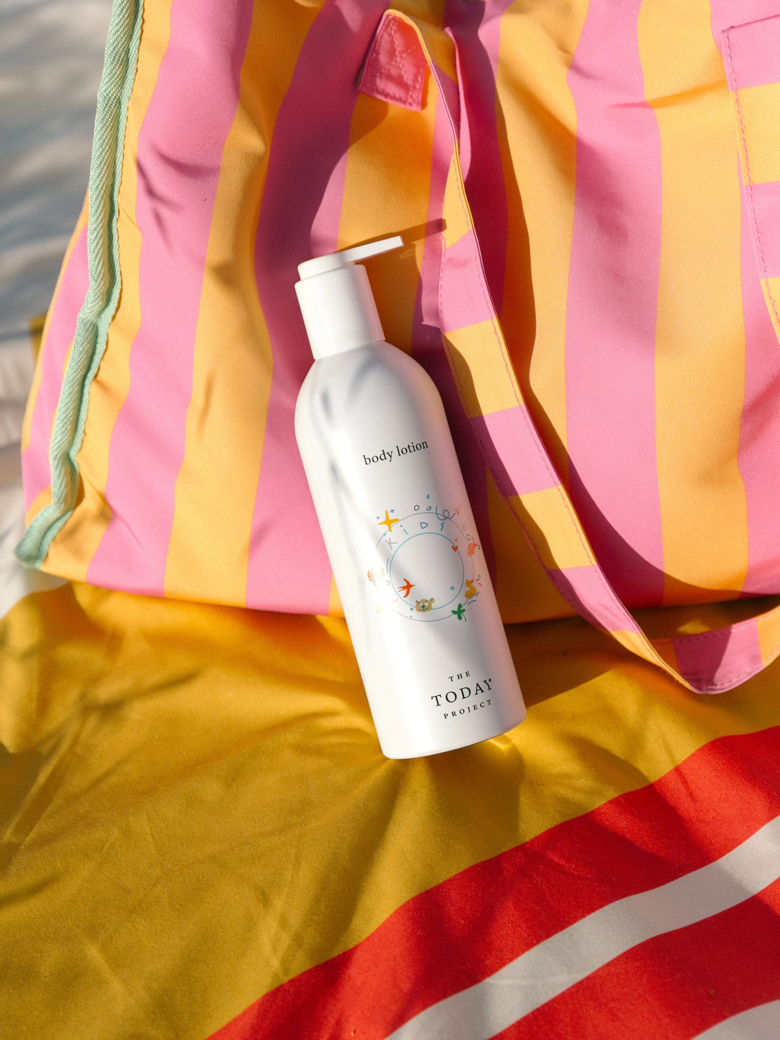 Almond Sunshine kids body lotion en envases recargables.