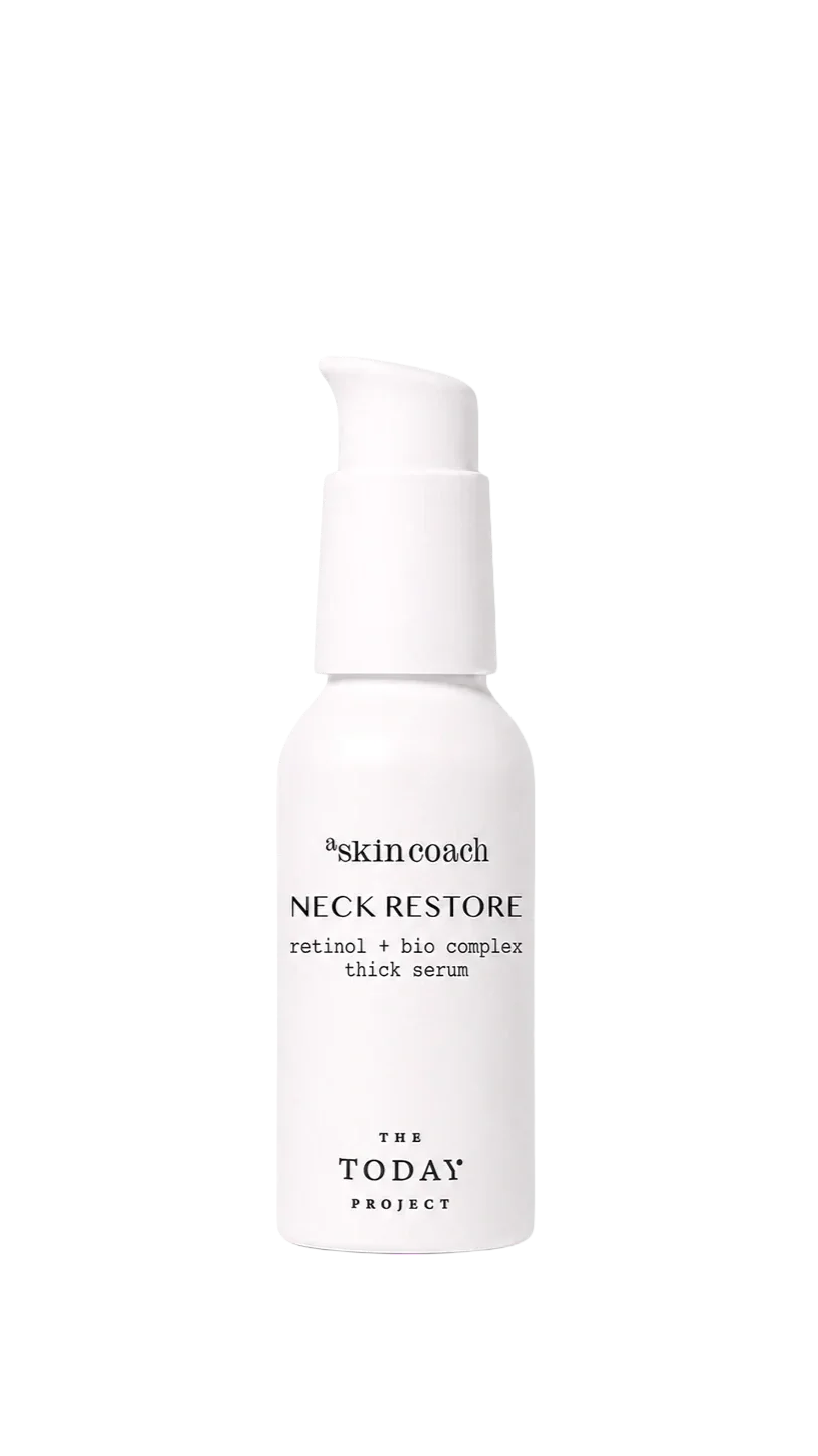 Un frasco blanco con un dosificador de bomba y una etiqueta en la que se lee «skinceuticals NECK RESTORE retinol + bio complex sérum intensivo », de The Today Project.