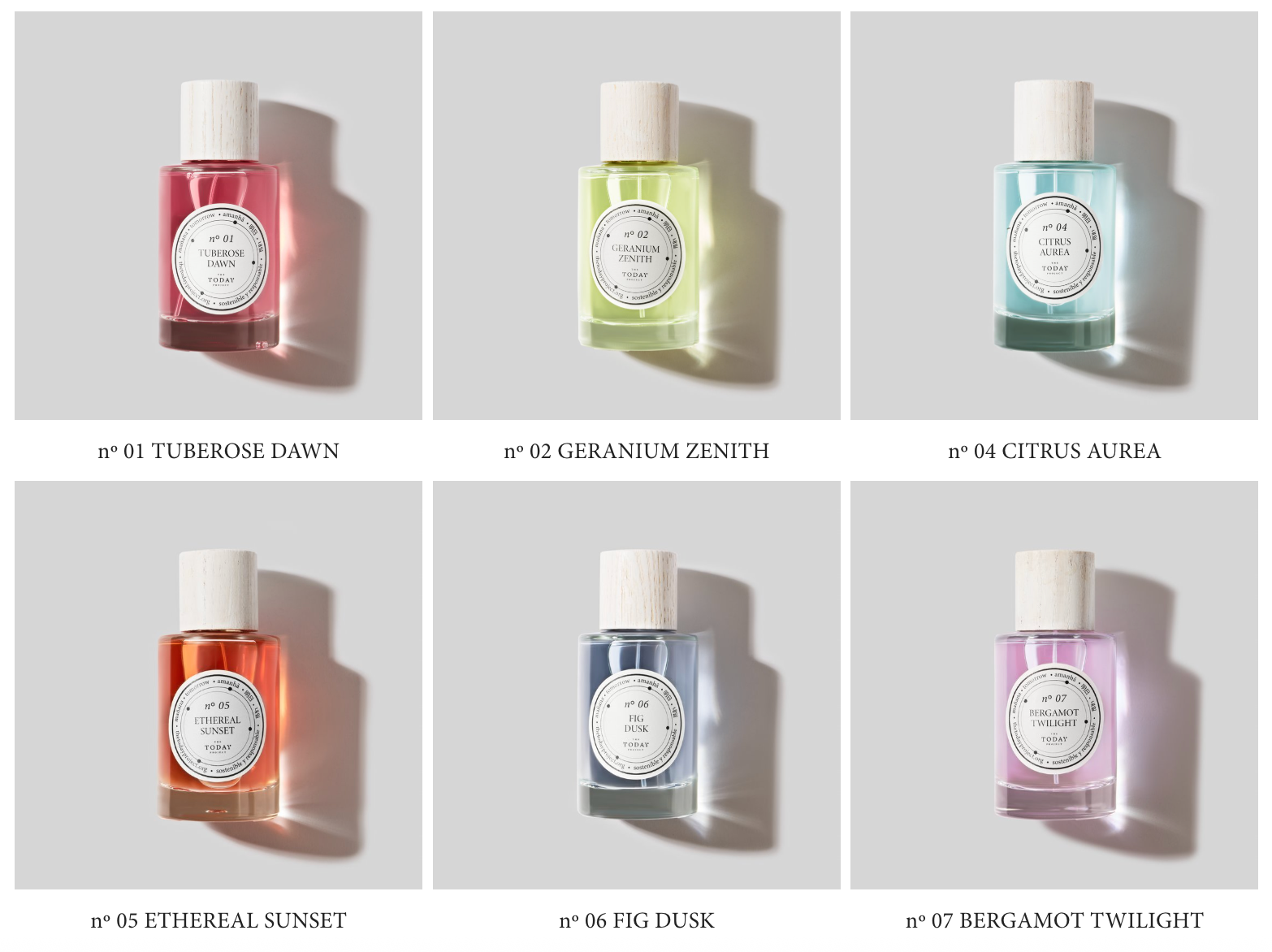 Kollektion von sechs Parfümflakons mit Holzkappen und folgenden Aufschriften: n° 01 Tuberose Dawn, n° 02 Geranium Zenith, n° 04 Citrus Aurea, n° 05 Ethereal Sunset, n° 06 Fig Dusk, n° 07 Bergamot Twilight.