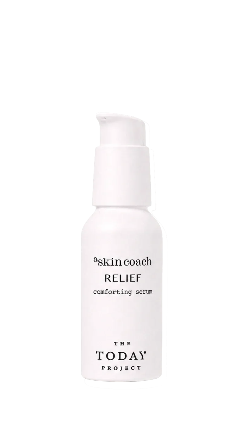 Frasco blanco de « Relief comforting serum » de Skin Coach, de The Today Project , con dosificador de bomba.