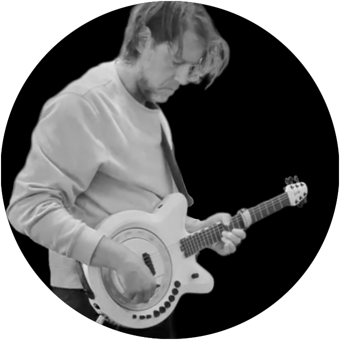 Ed O&rsquo;Brien playing Circle Guitar