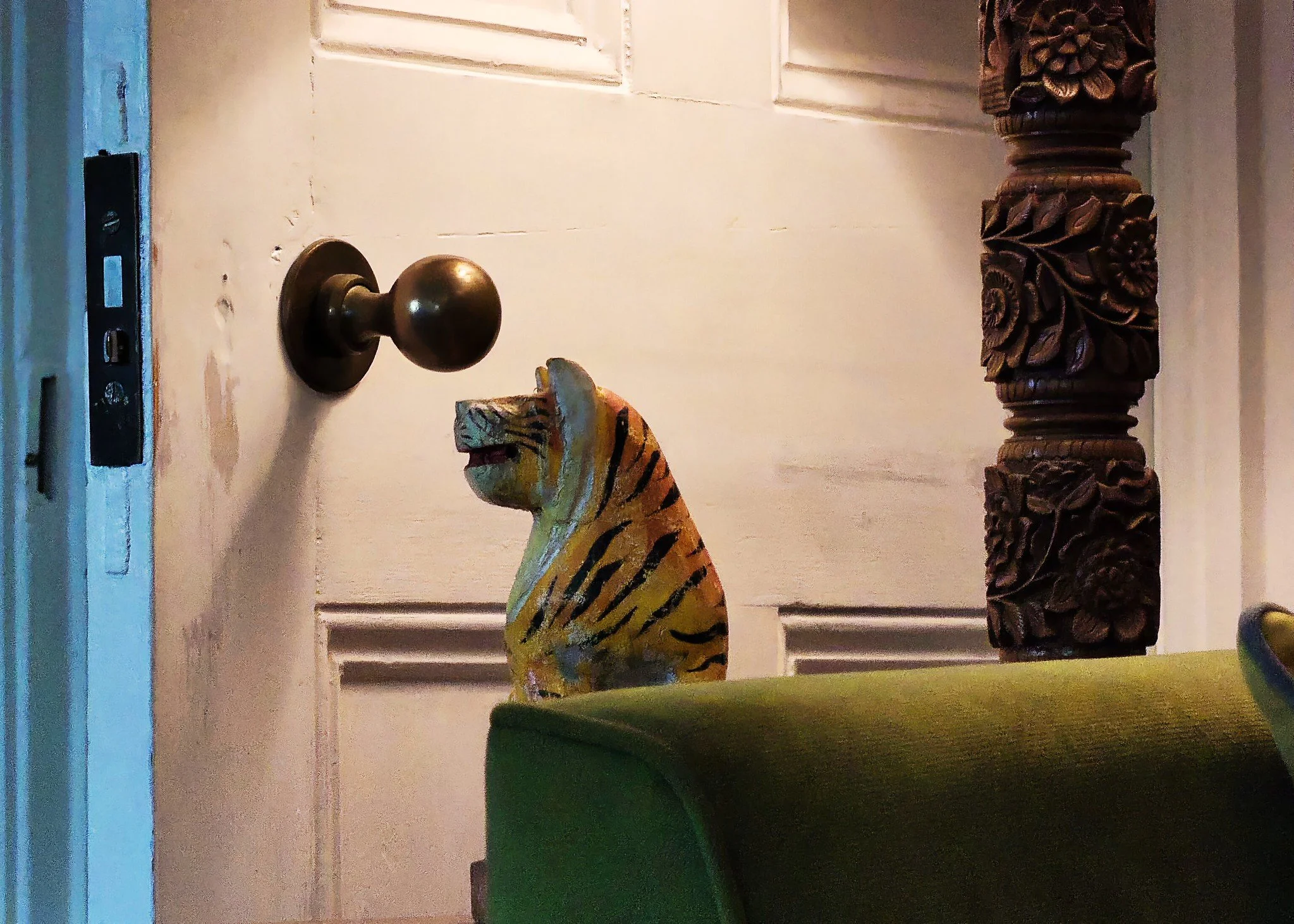 Door, tiger, lamp, table, sofa