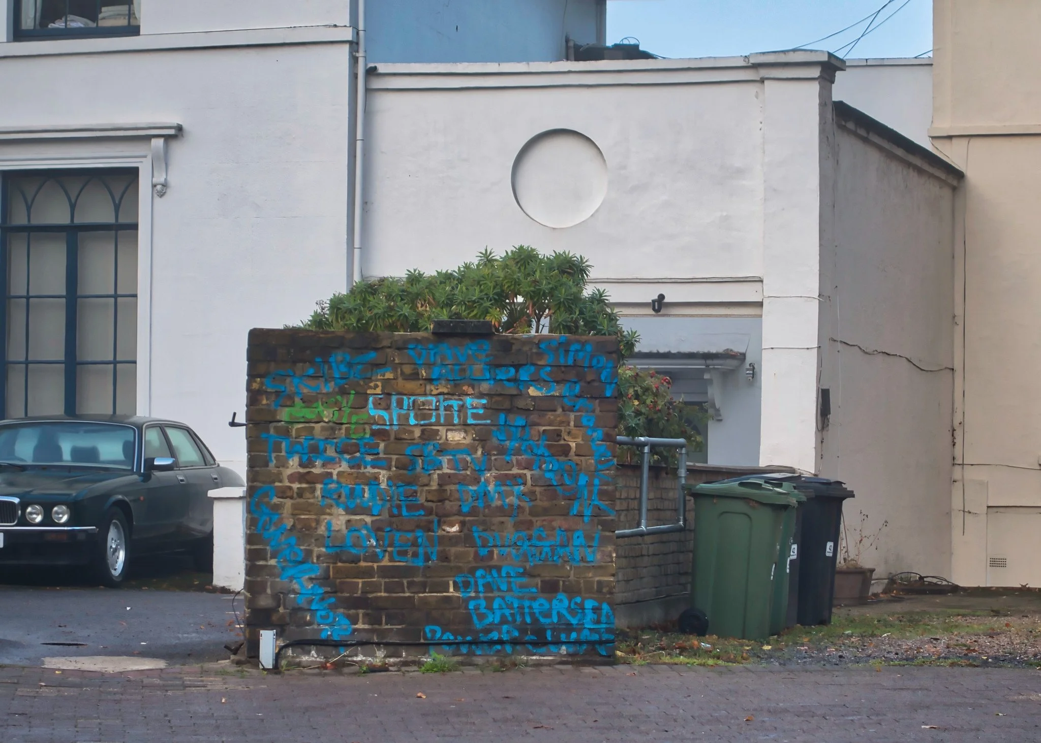 Blue grafitti