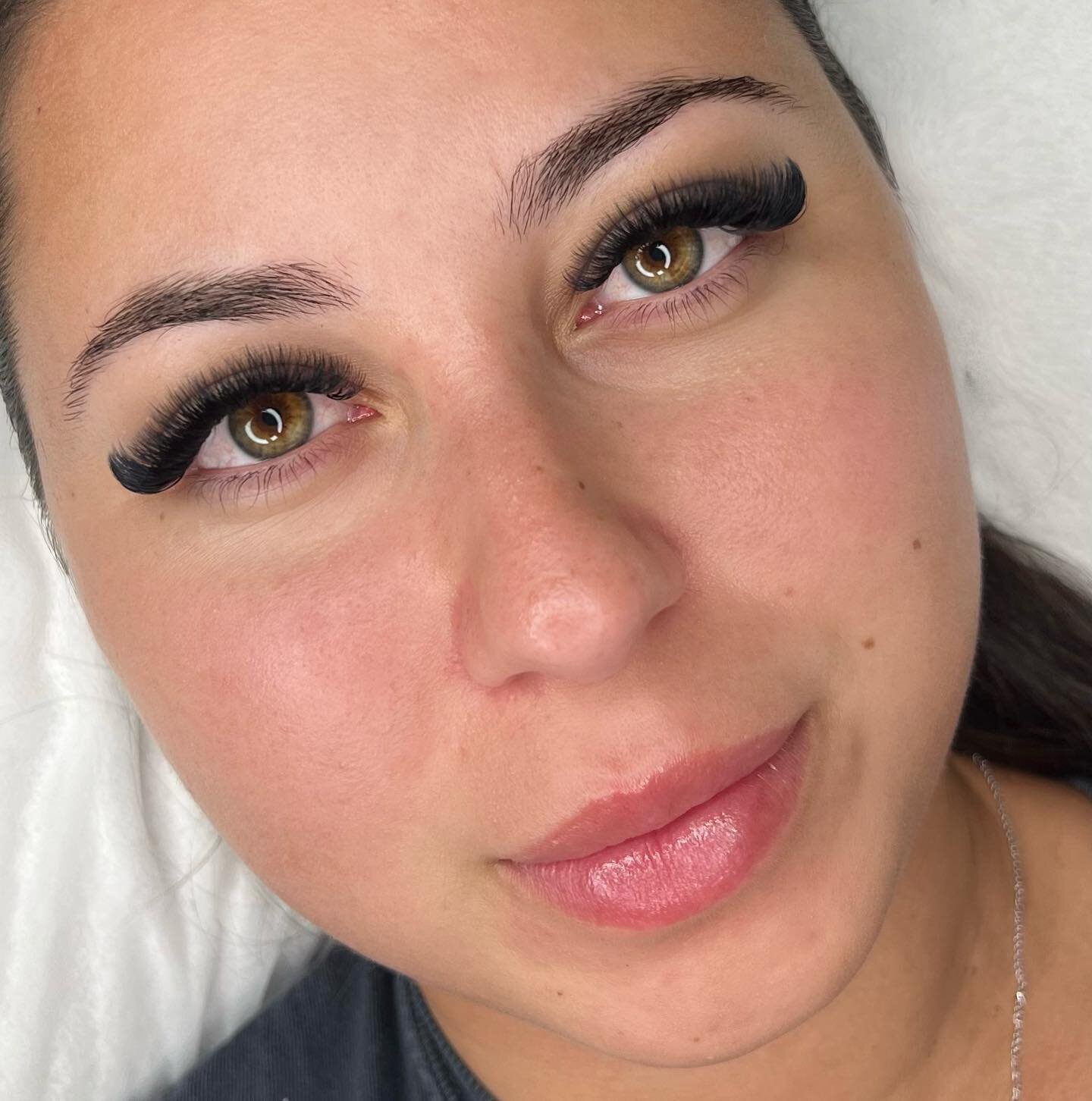 Cat eye volume set in lengths 8-15mm. Obsessed with this dark, dense fluff!

#lashes #lash #lashextensions #lashartist #lashtech #volumelashes #volumelashextensions #volume #cateye #darkvolume #lashgoals #lashout