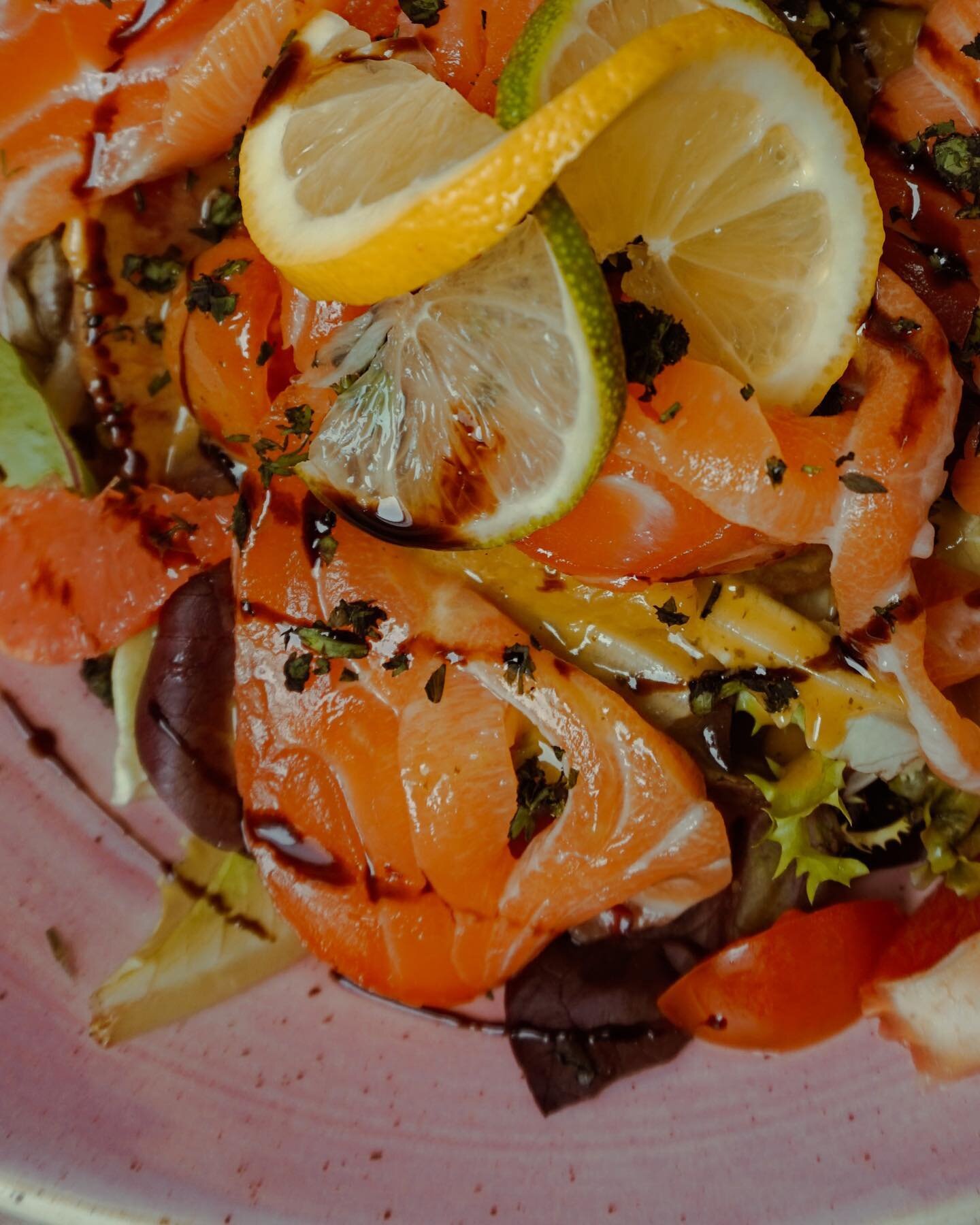 Est-ce qu'elle ne vous donne pas envie cette belle assiette de saumon 🤩 ?

Accompagn&eacute;e d'un assortiment de jeunes pousses 🌱 de tomates cerises 🍅c&eacute;bettes et supr&ecirc;mes d&rsquo;agrumes 🍋 vous allez ravir vos papilles 🤤

Situ&eacu